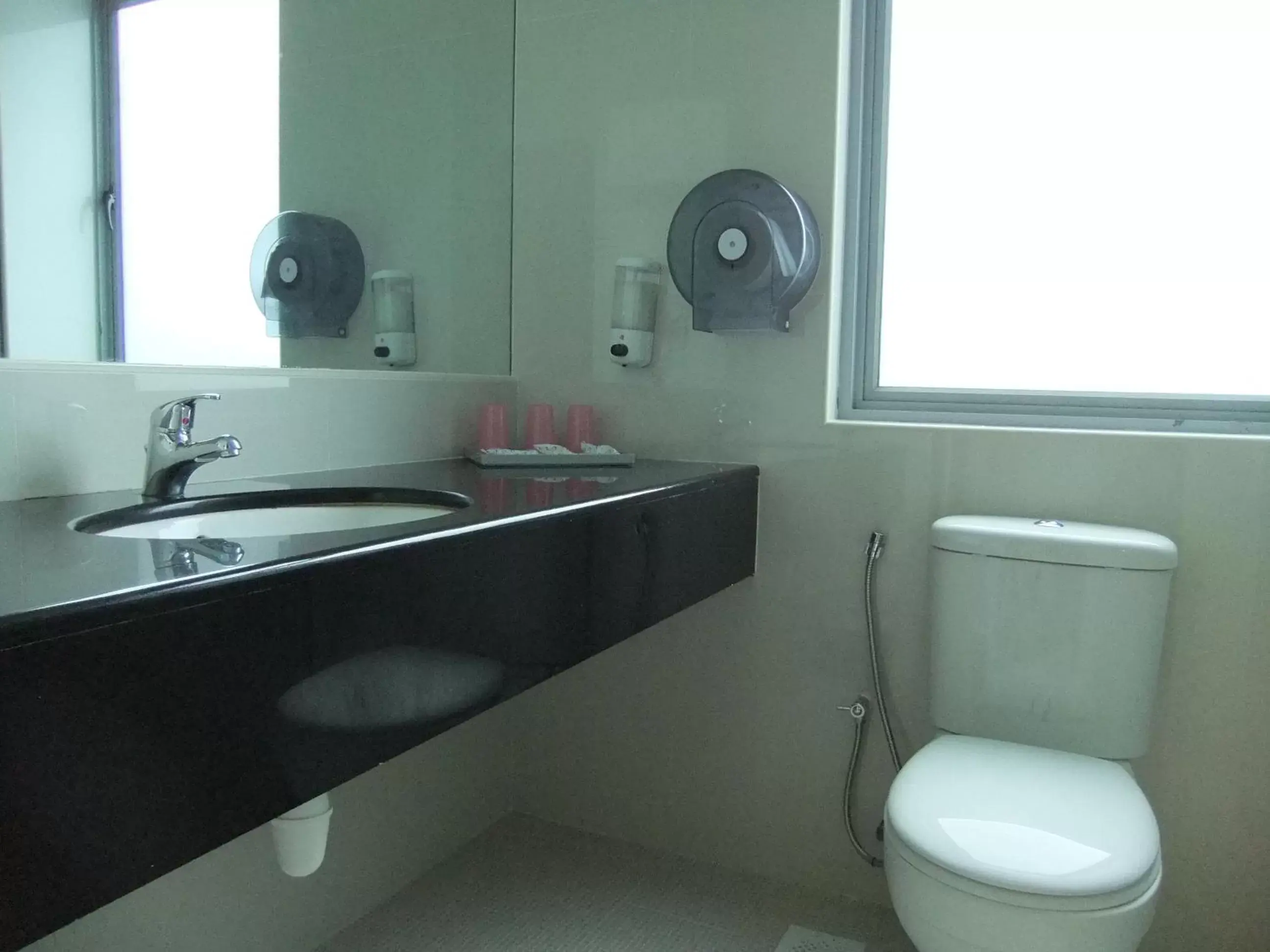 Toilet, Bathroom in New Cape Inn