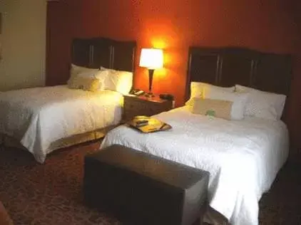 Bedroom, Bed in Hampton Inn & Suites Cincinnati / Uptown - University Area