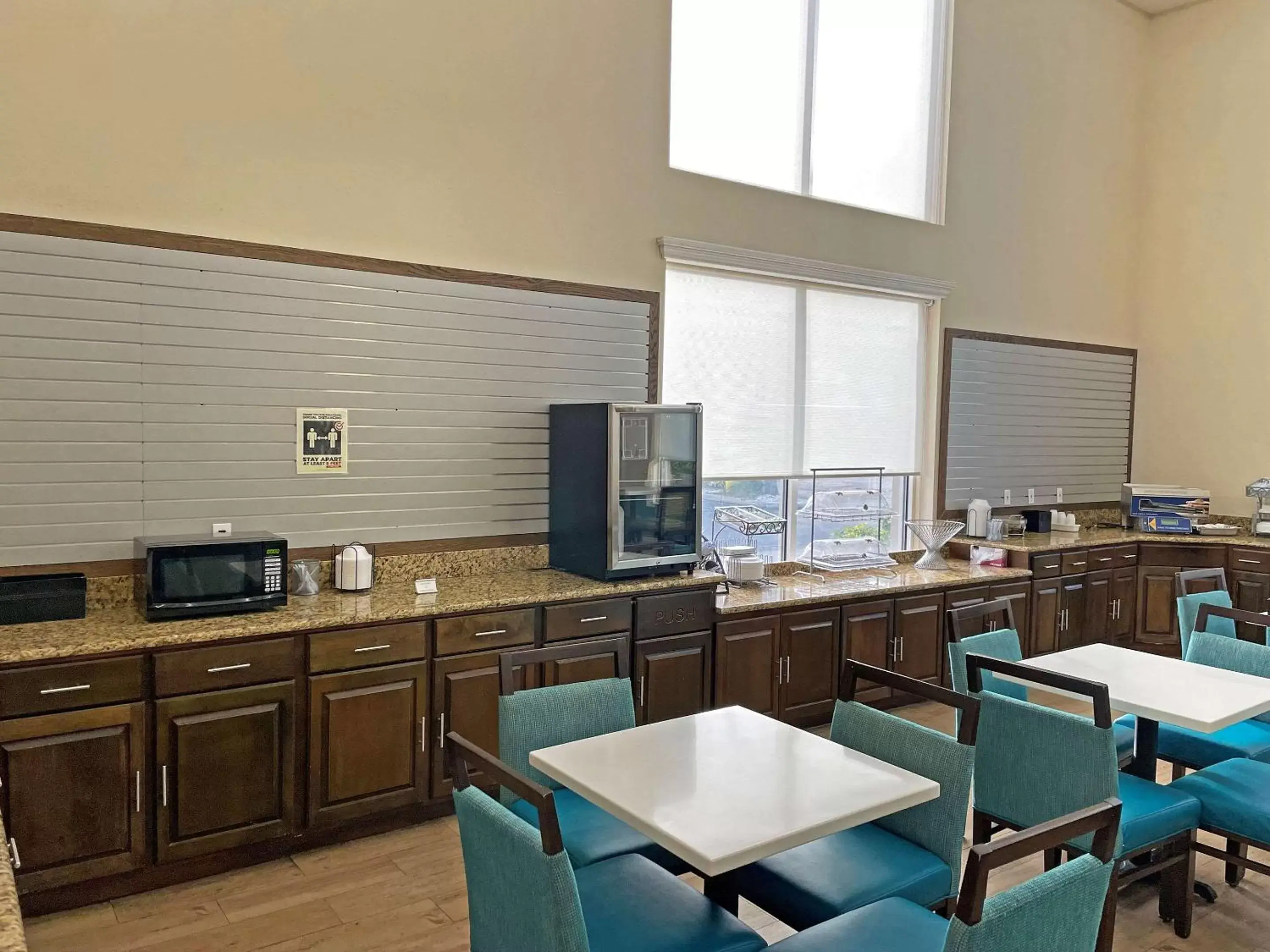 Restaurant/places to eat, Kitchen/Kitchenette in Comfort Inn & Suites Sarasota I75