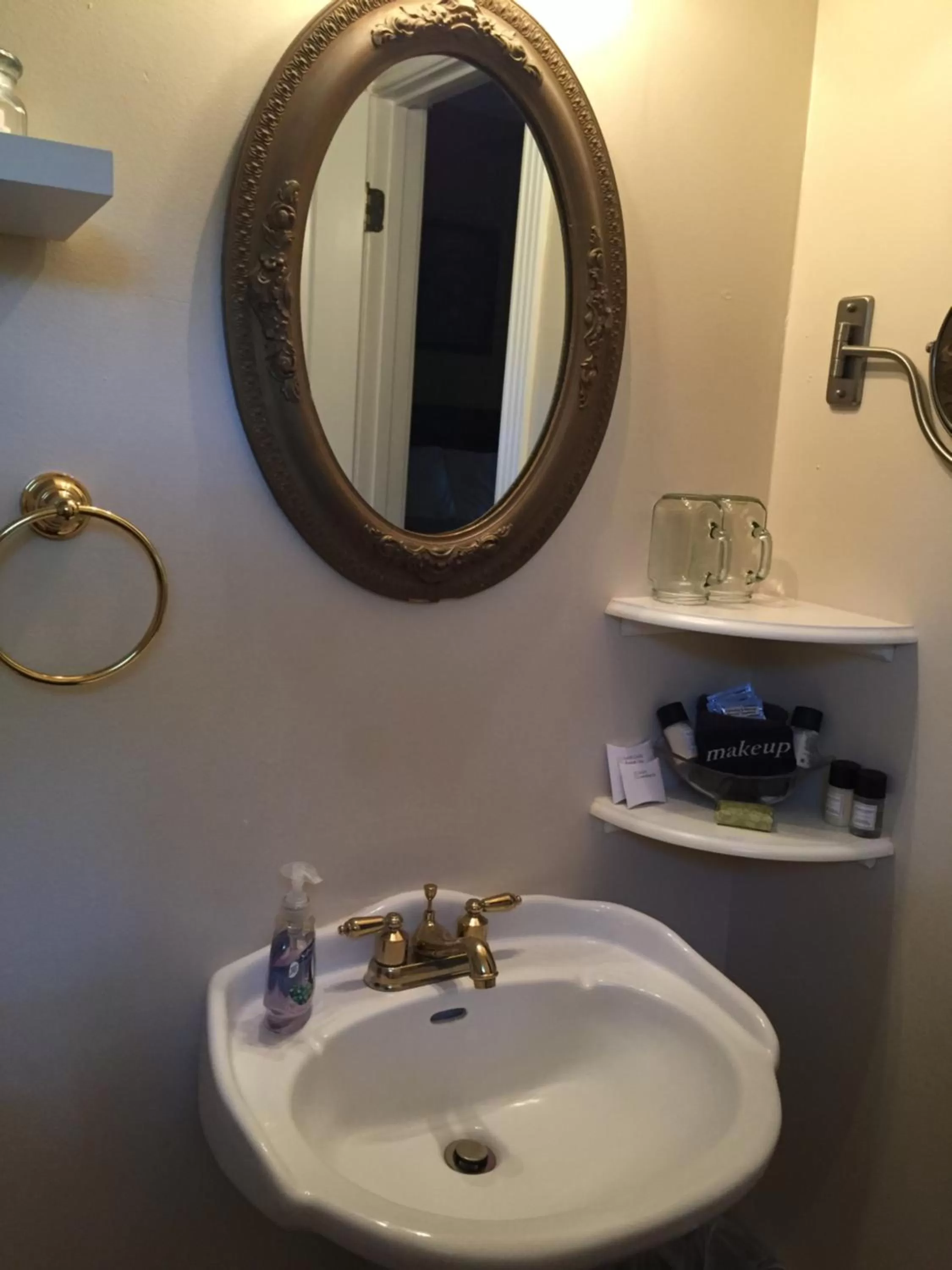 Bathroom in White Oak Manor Bed and Breakfast