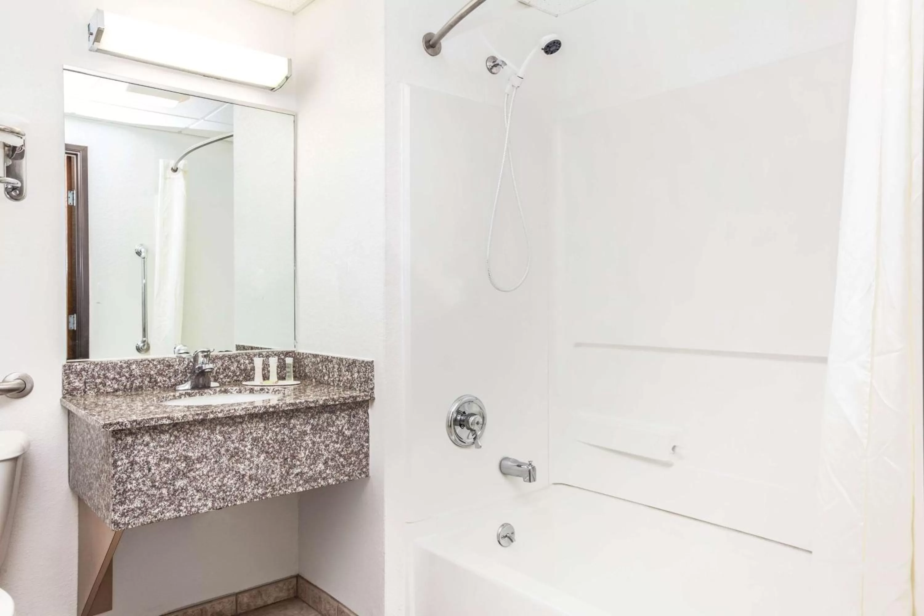 Queen Room - Mobility Access/Non-Smoking in Super 8 by Wyndham Mahwah