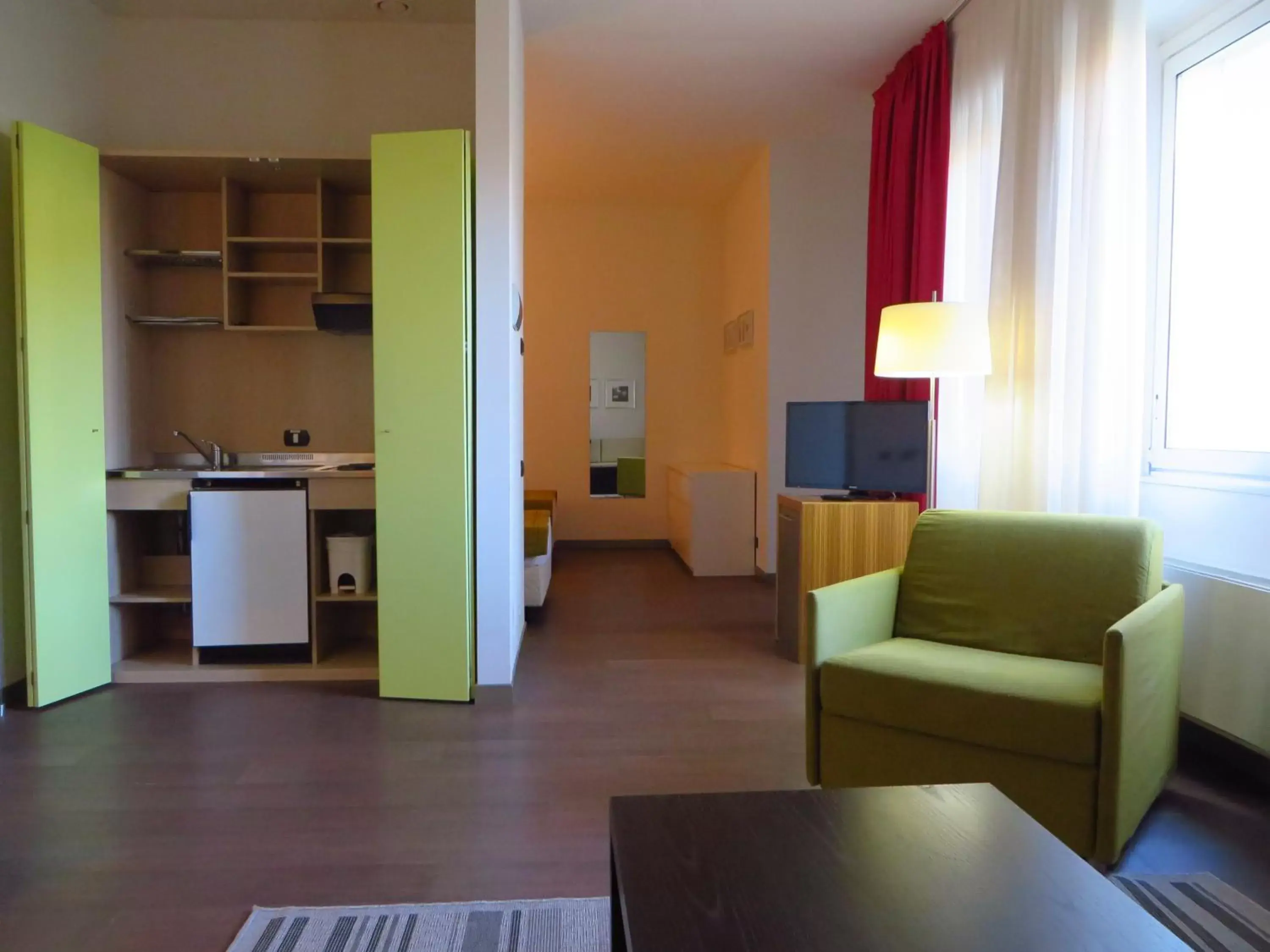 Kitchen or kitchenette, Seating Area in Bis Hotel Varese