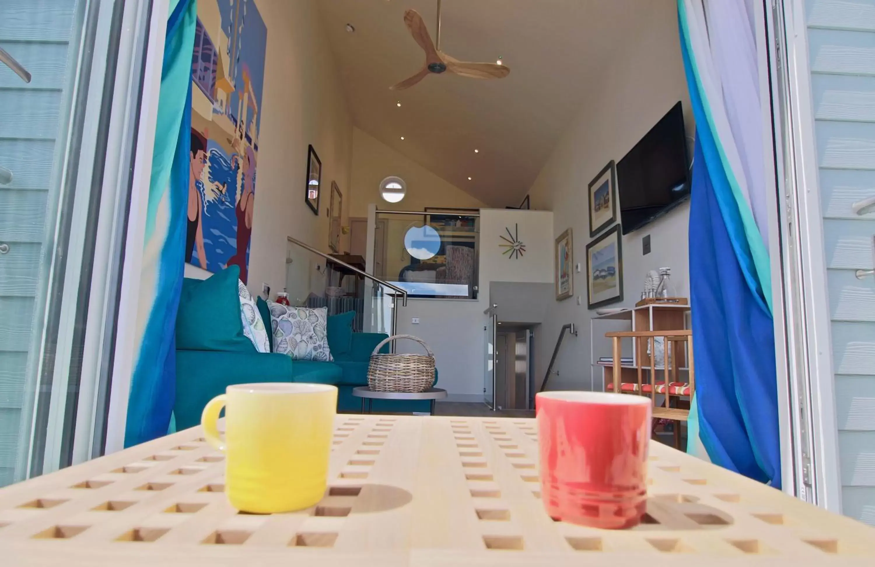 Coffee/tea facilities, Dining Area in Beach Hut Suites