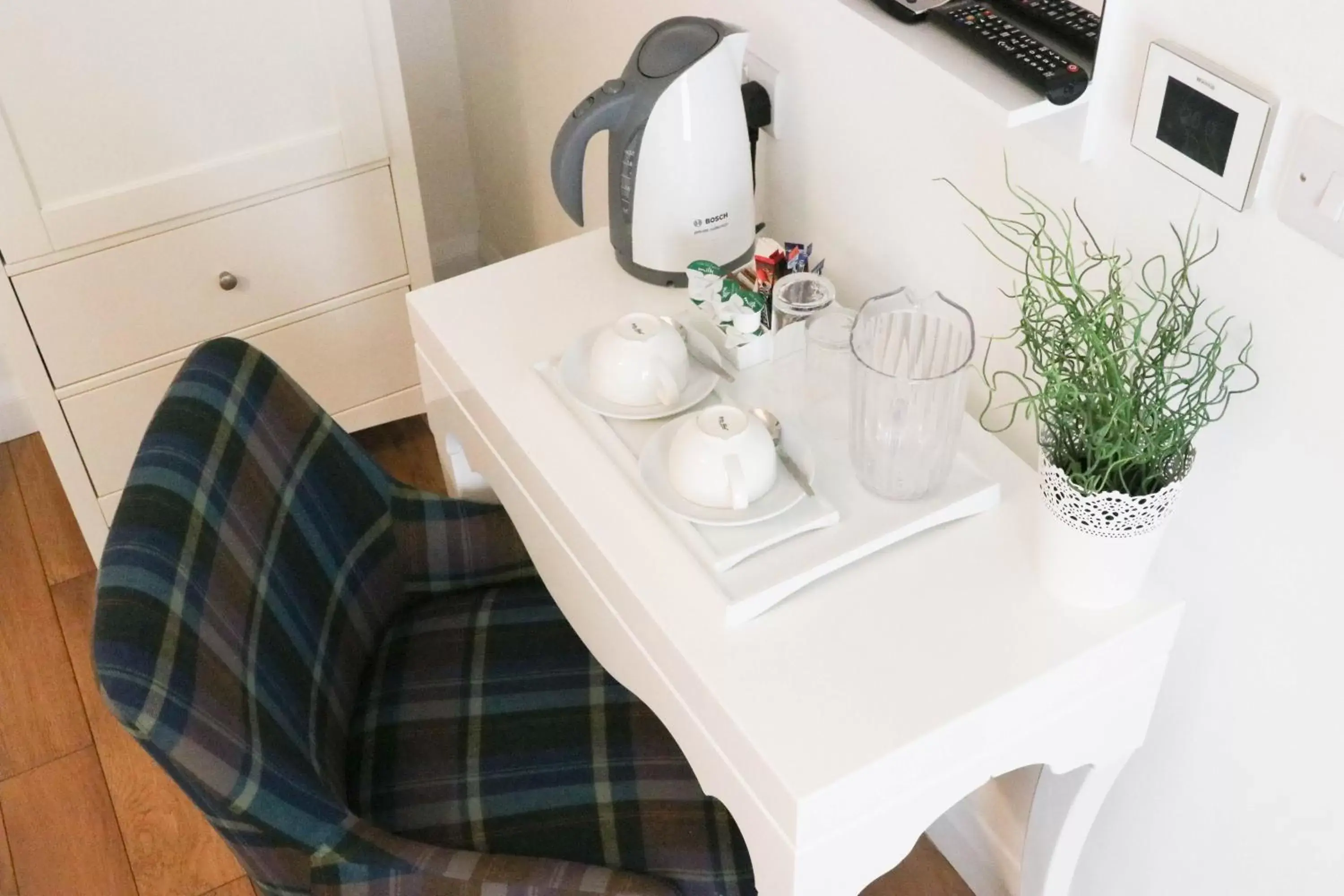 Coffee/tea facilities in The Queen's Head Hotel