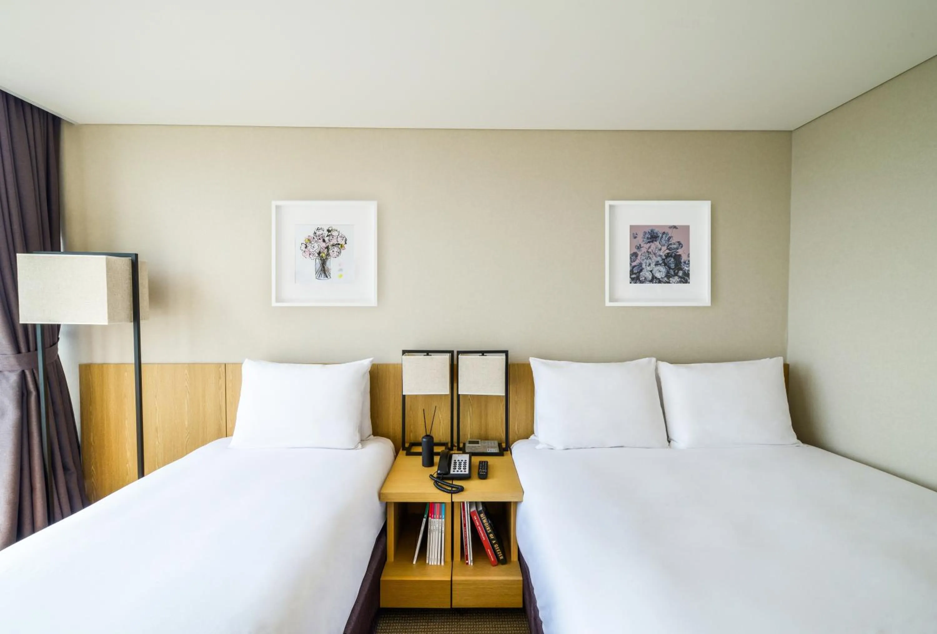 Bed in Harbor Park Hotel