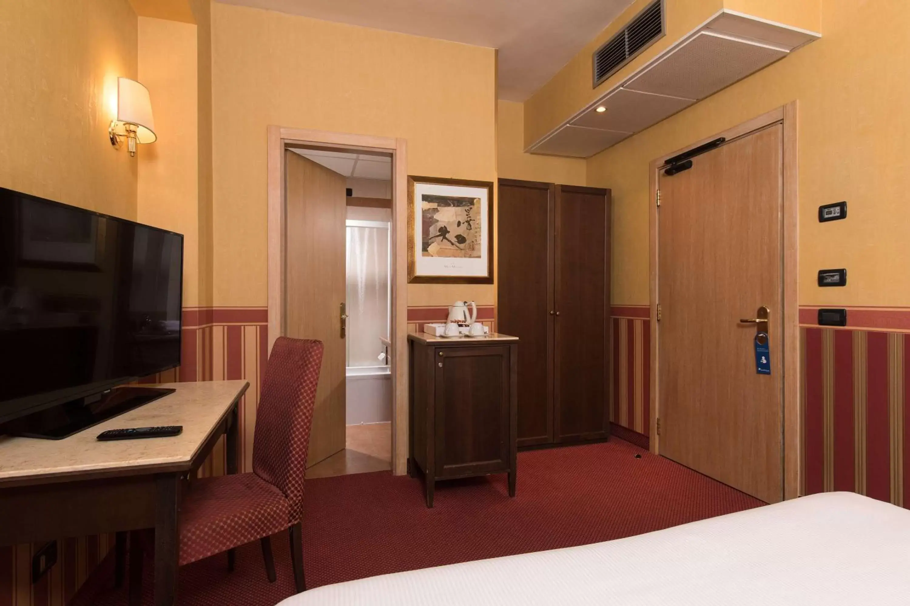 TV and multimedia, TV/Entertainment Center in Best Western Hotel Tritone