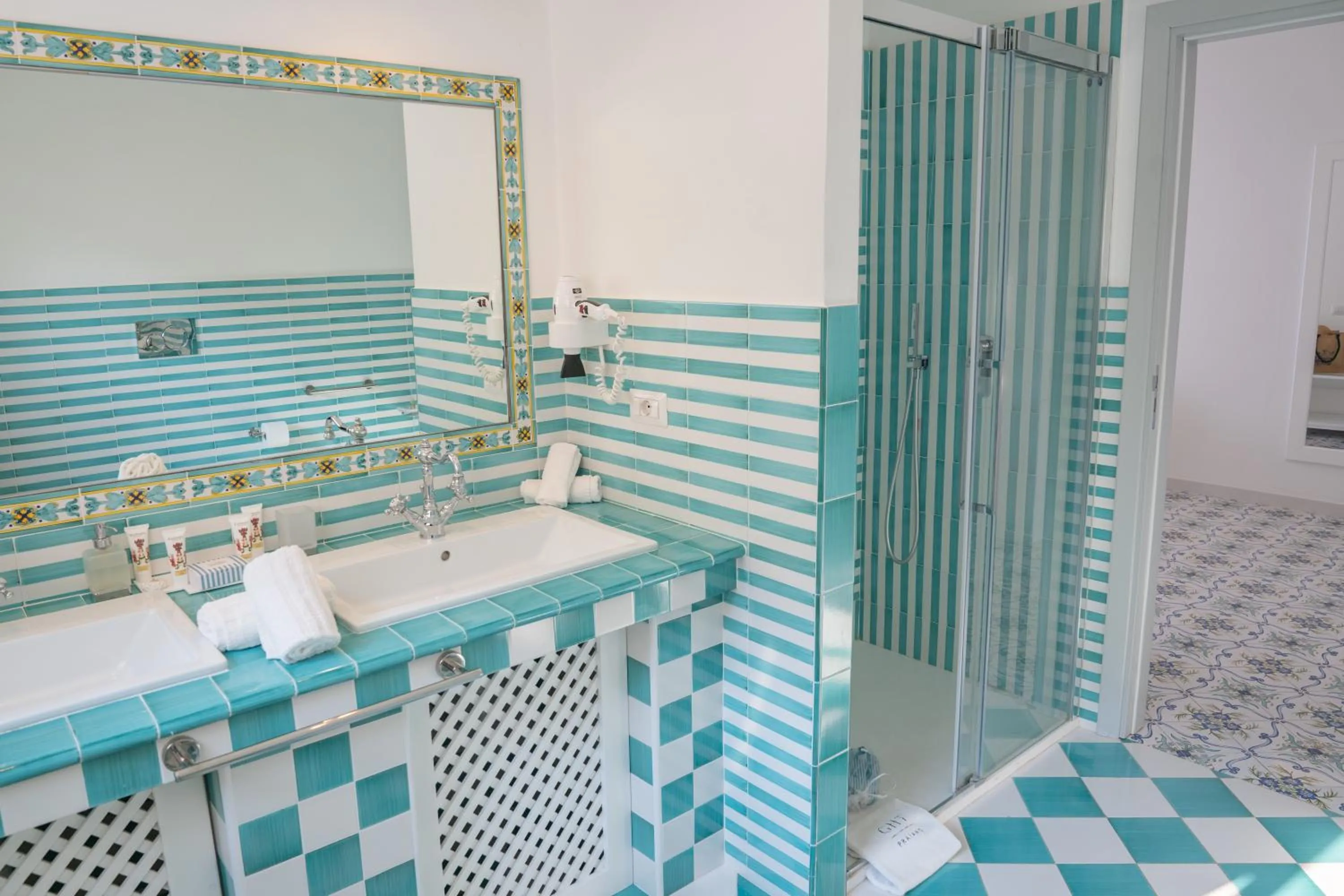 Shower in Grand Hotel Tritone