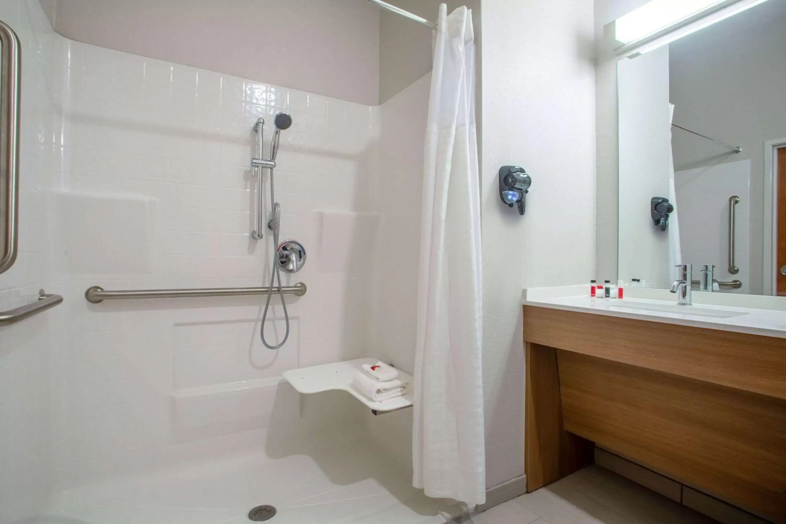 Shower, Bathroom in Microtel Inn & Suites by Wyndham Liberty NE Kansas City Area