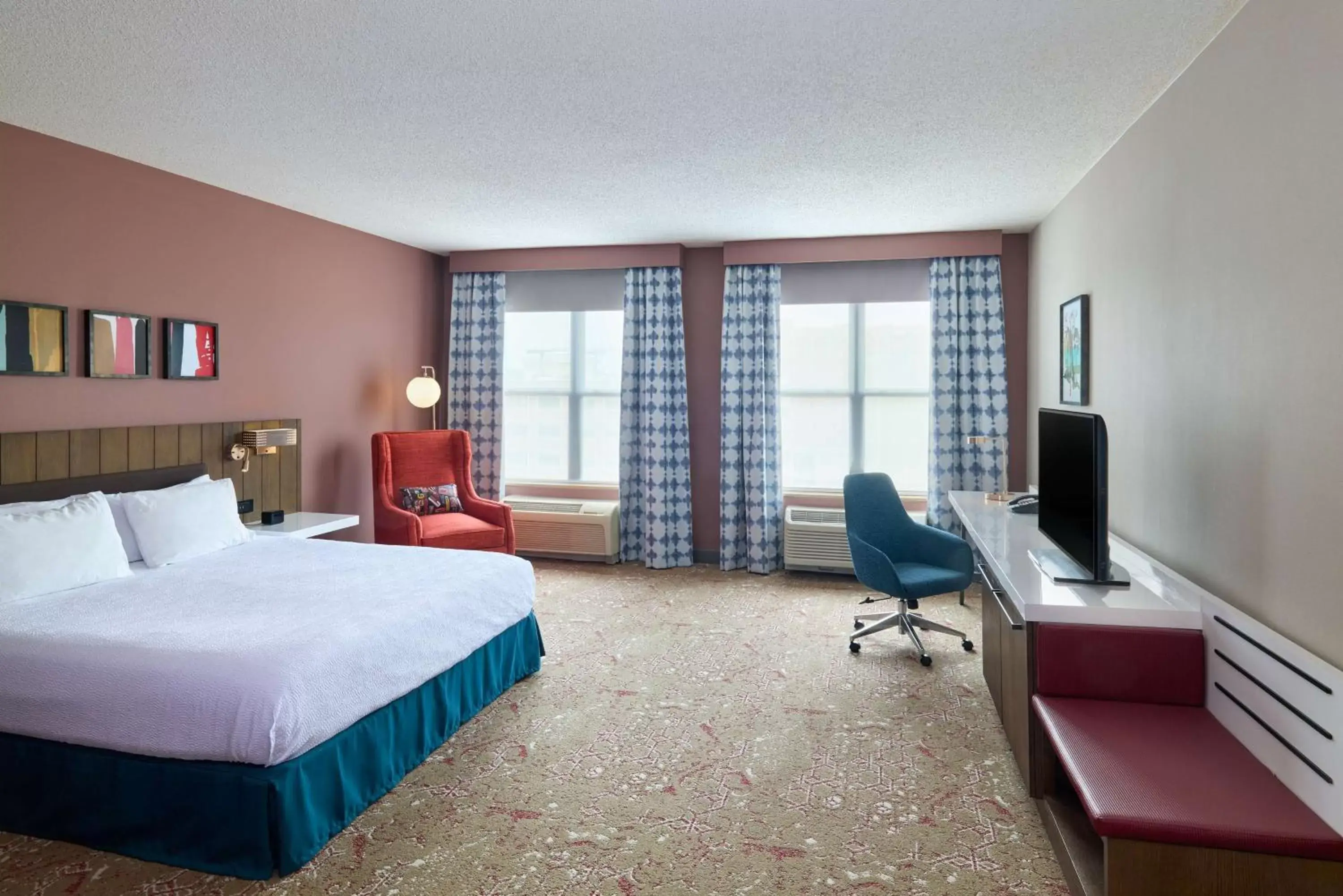 Bedroom, TV/Entertainment Center in Hilton Garden Inn Bloomington