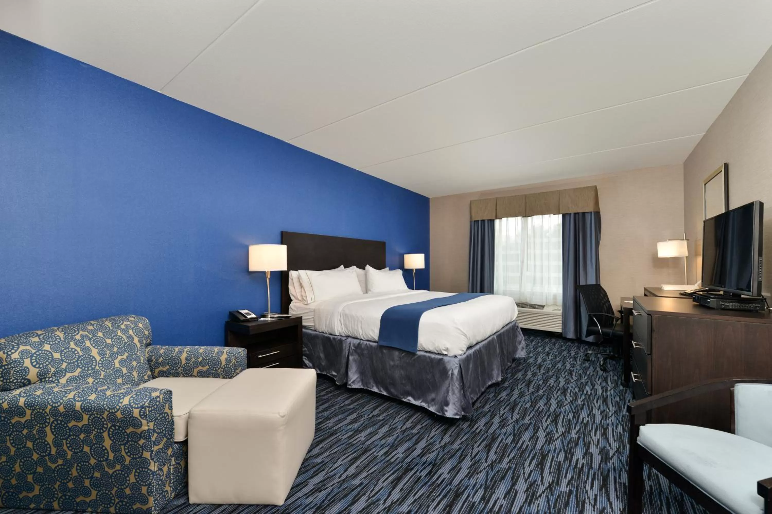 Property building, Bed in Holiday Inn Express & Suites Peekskill-Lower Hudson Valley by IHG