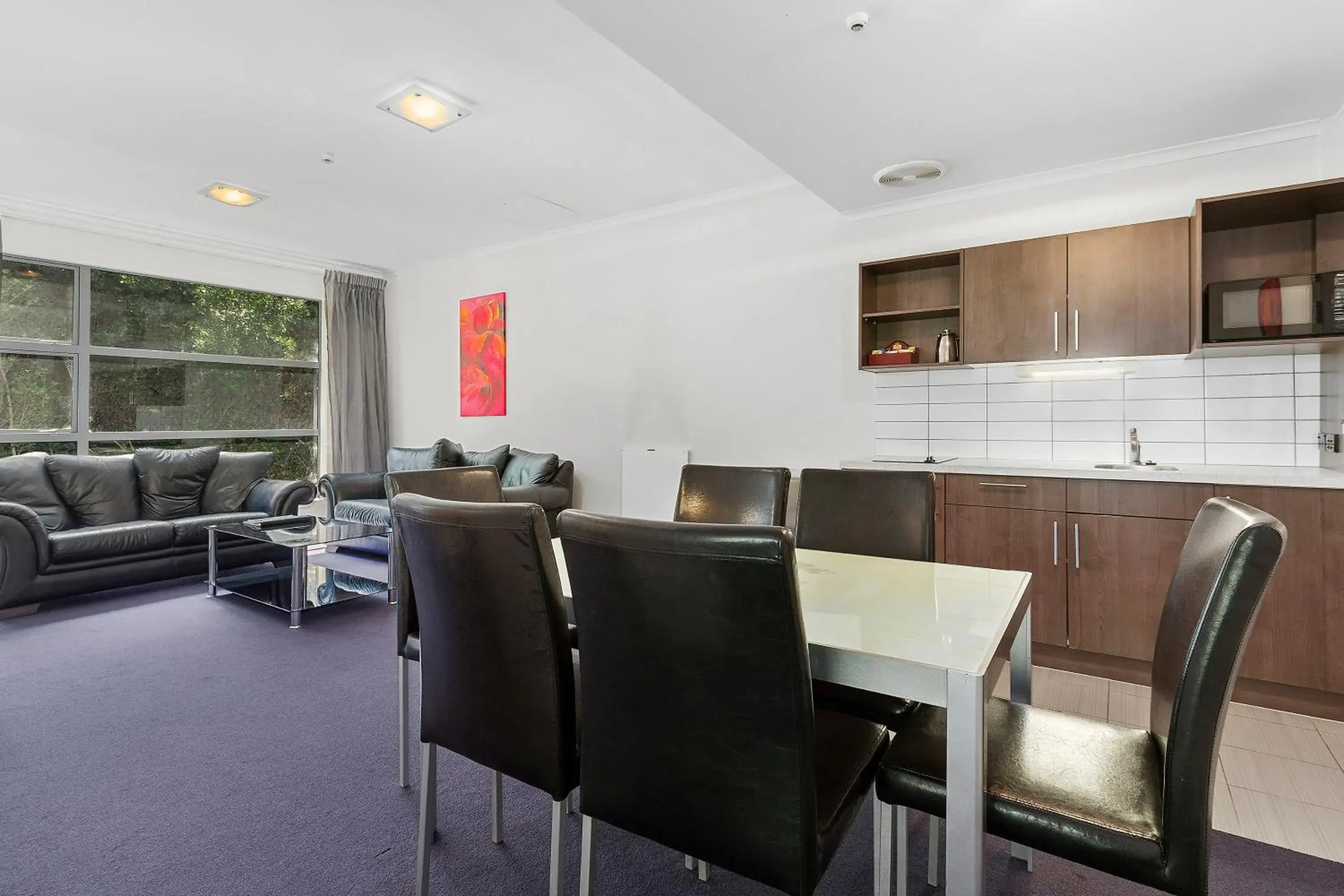 Dining Area in Amethyst Court Motor Lodge