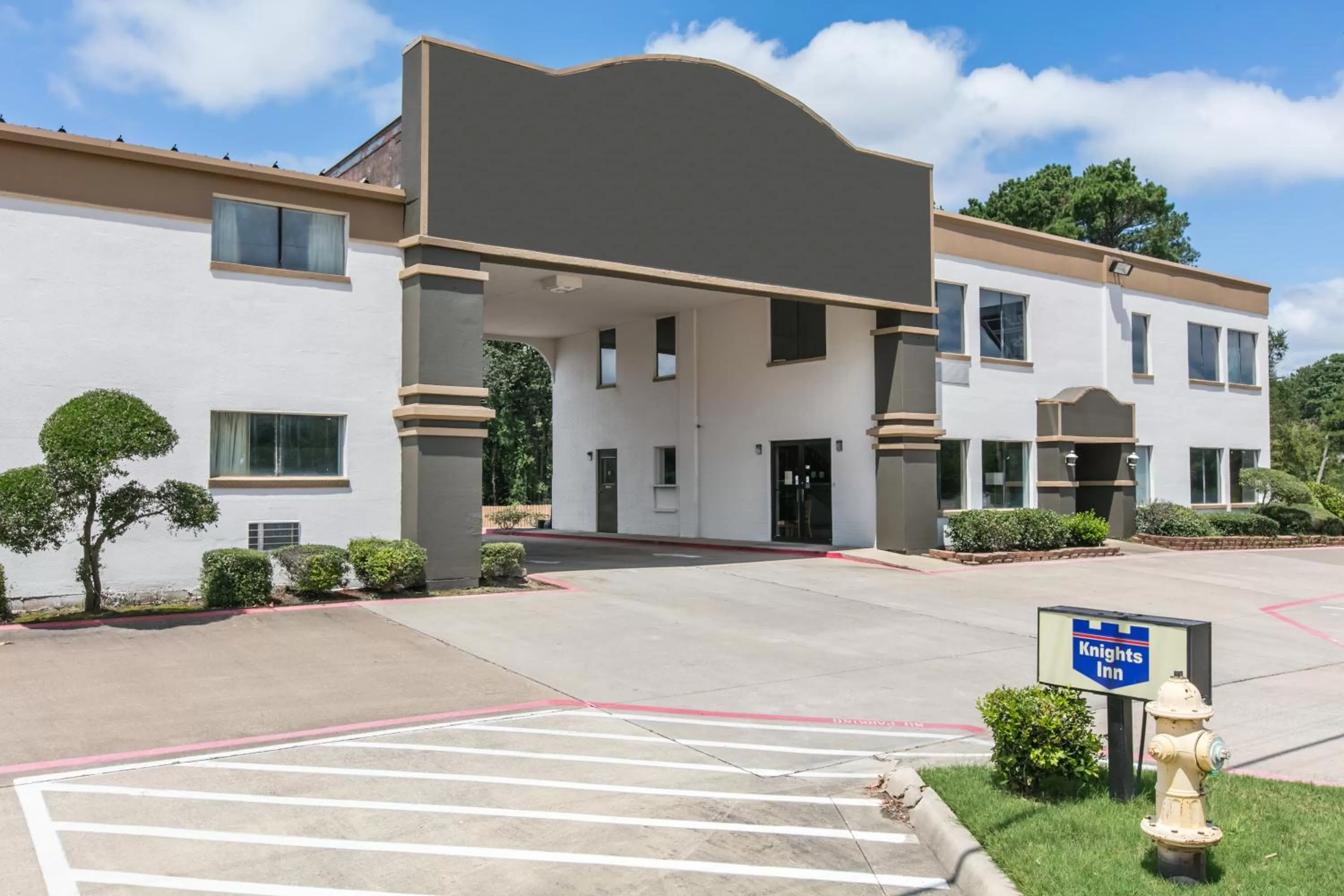 Property building in Knights Inn Longview