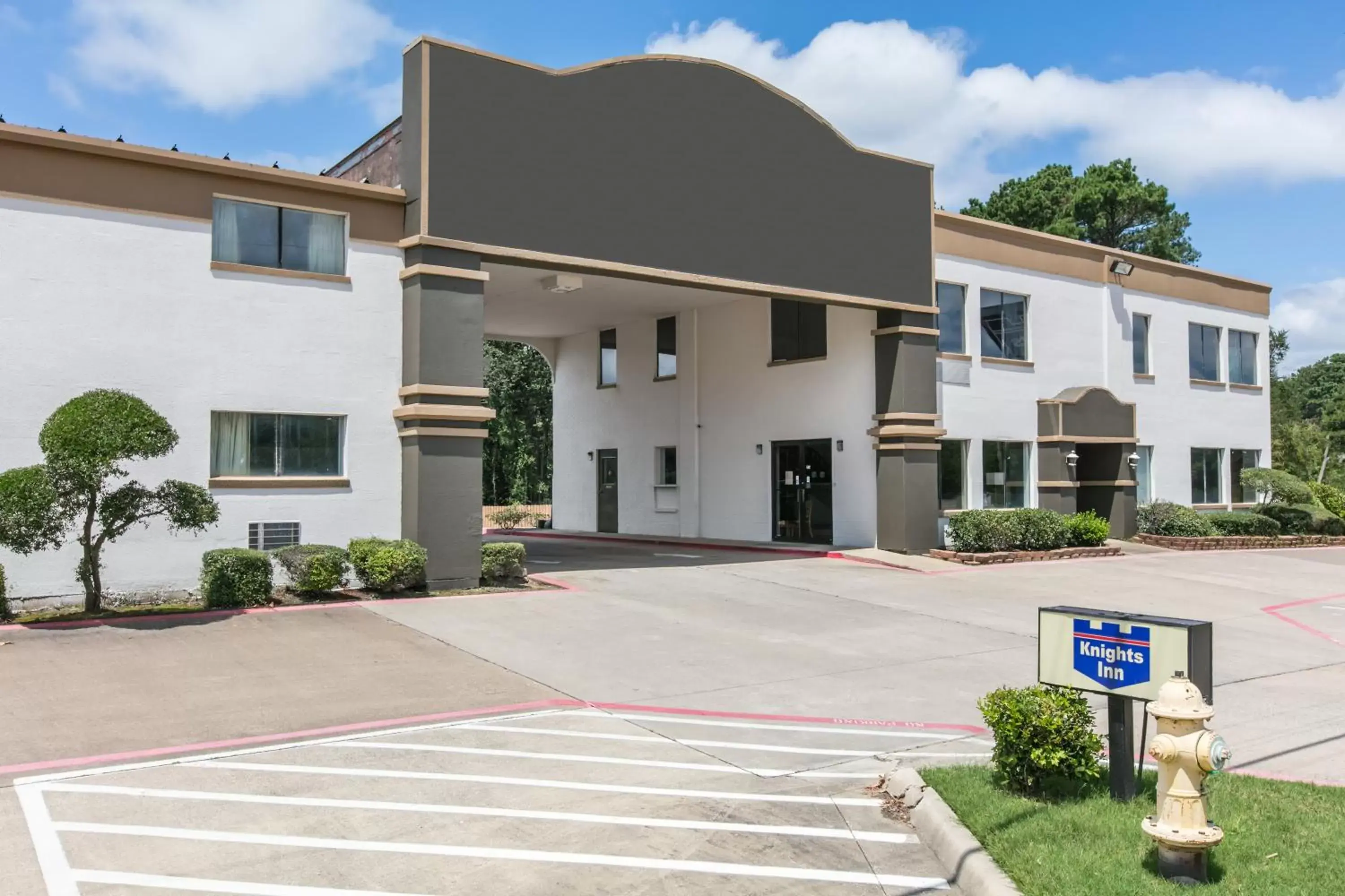 Property building in Knights Inn Longview Property building in Knights Inn Longview