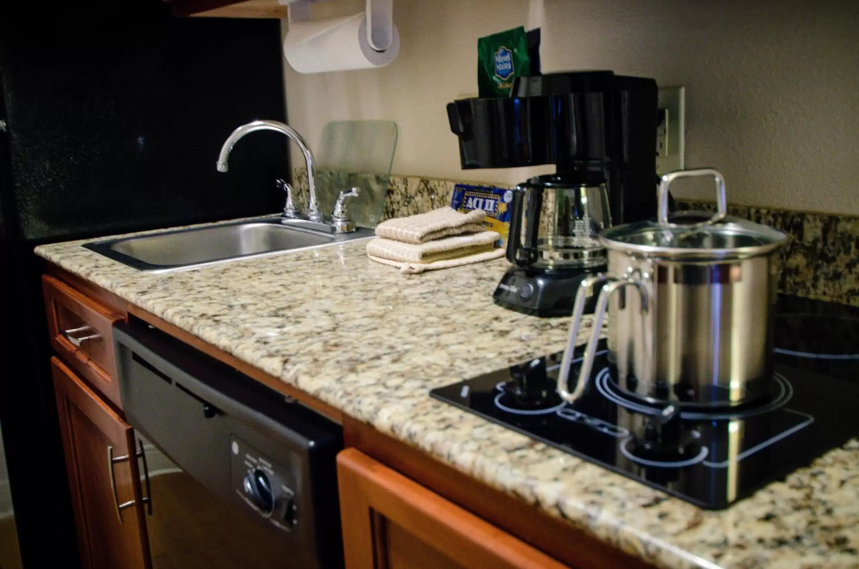 Bedroom, Kitchen/Kitchenette in Candlewood Suites Temple, an IHG Hotel