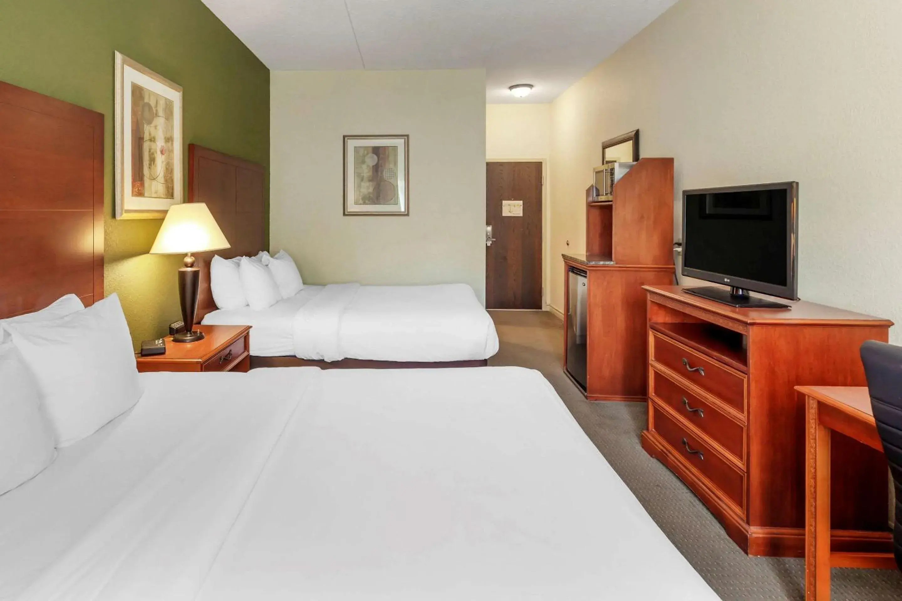 Photo of the whole room, Bed in Comfort Inn & Suites Thousand Islands Harbour District