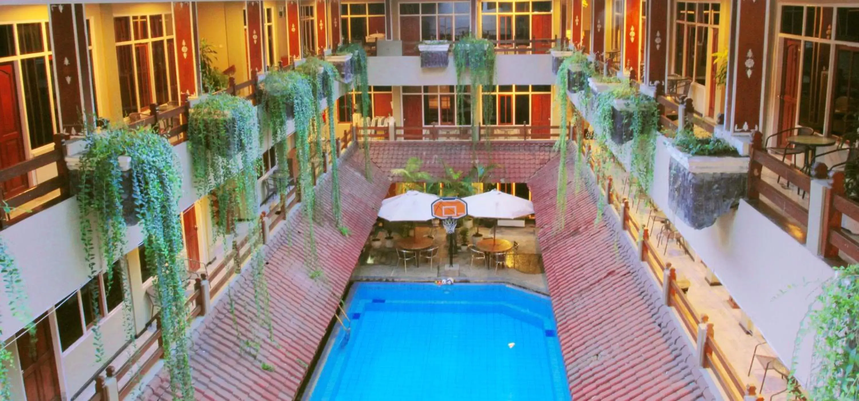 Swimming pool in Hotel Karthi Kuta Swimming pool in Hotel Karthi Kuta