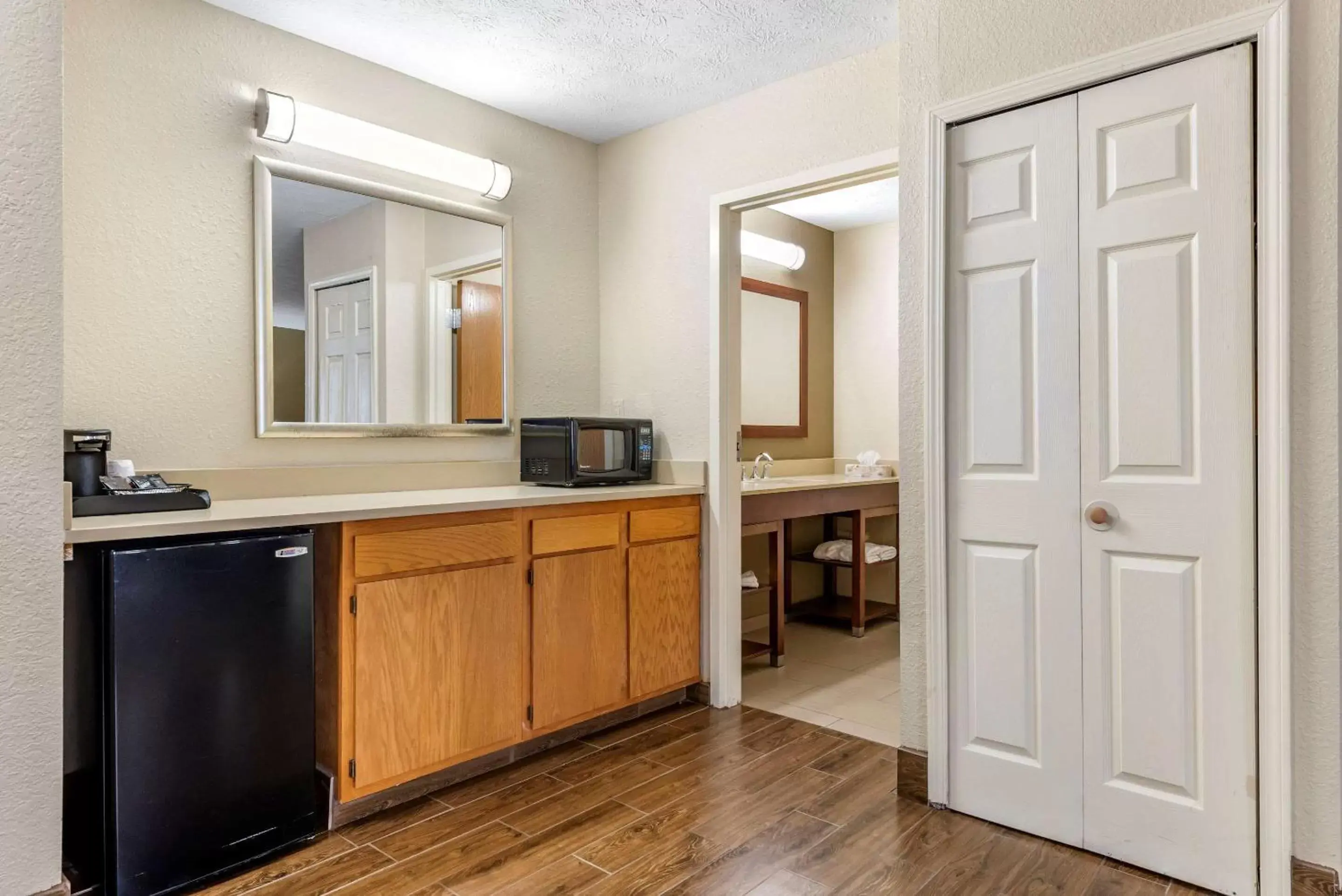 Bedroom, Kitchen/Kitchenette in Comfort Inn & Suites Cincinnati Eastgate