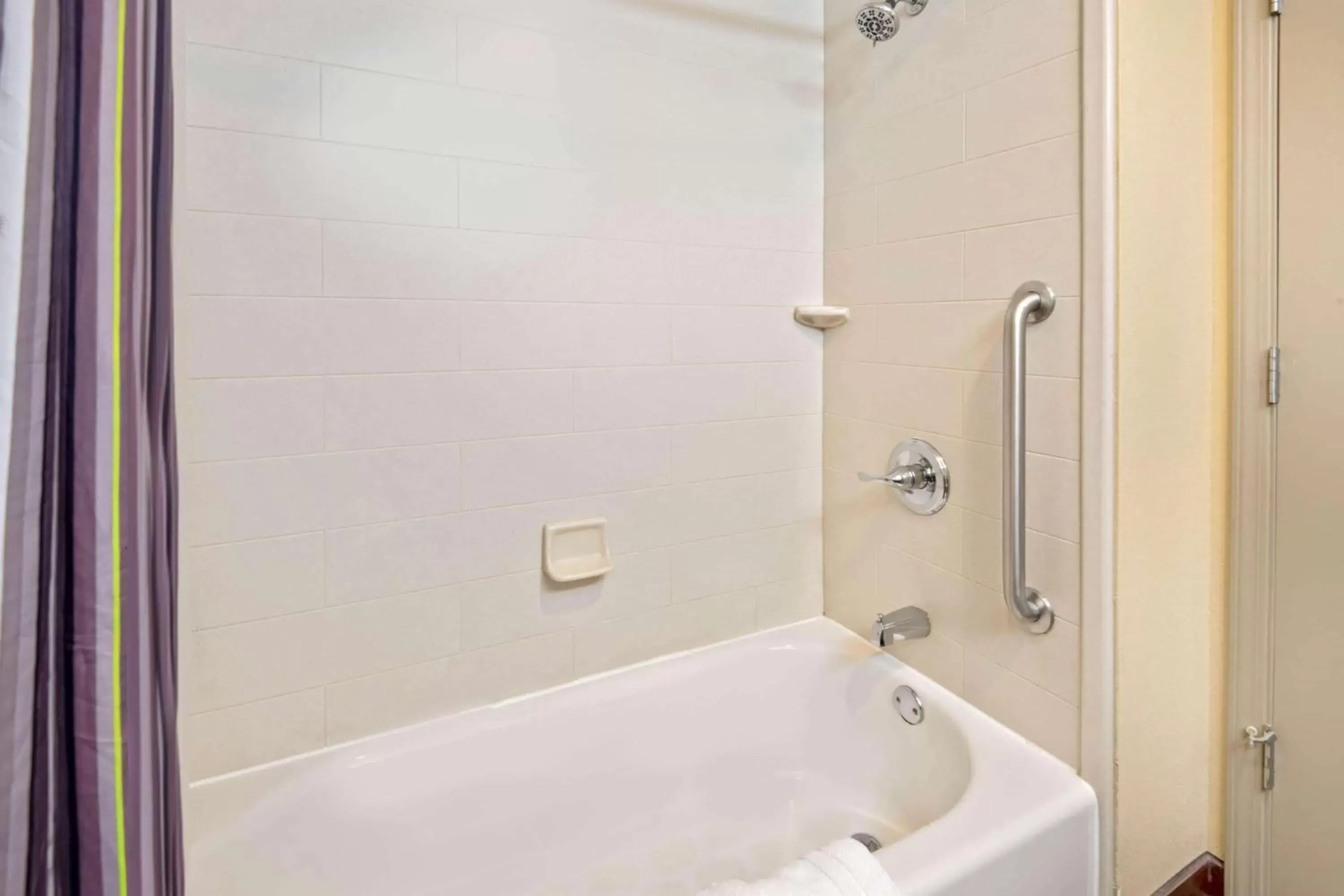Bathroom in La Quinta Inn & Suites by Wyndham Durant