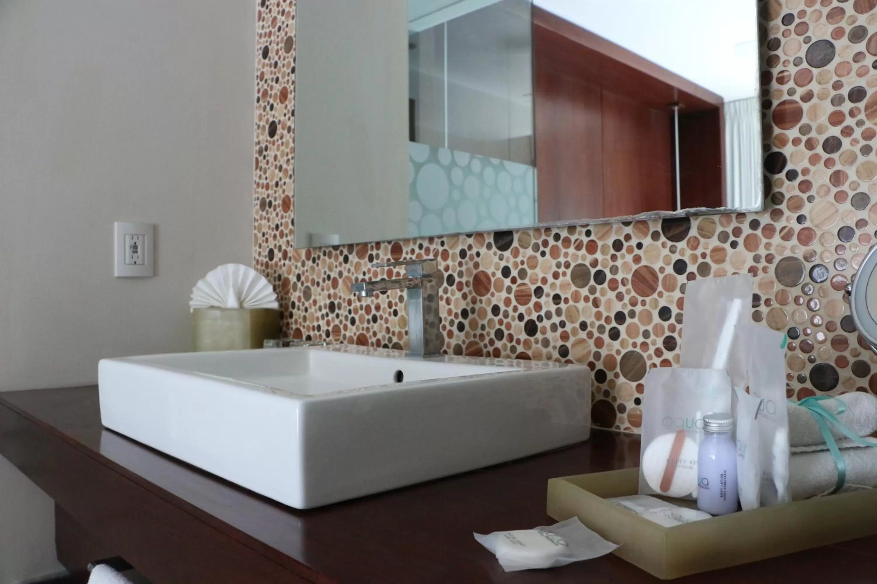 Bathroom, Bed in Hotel The Palm