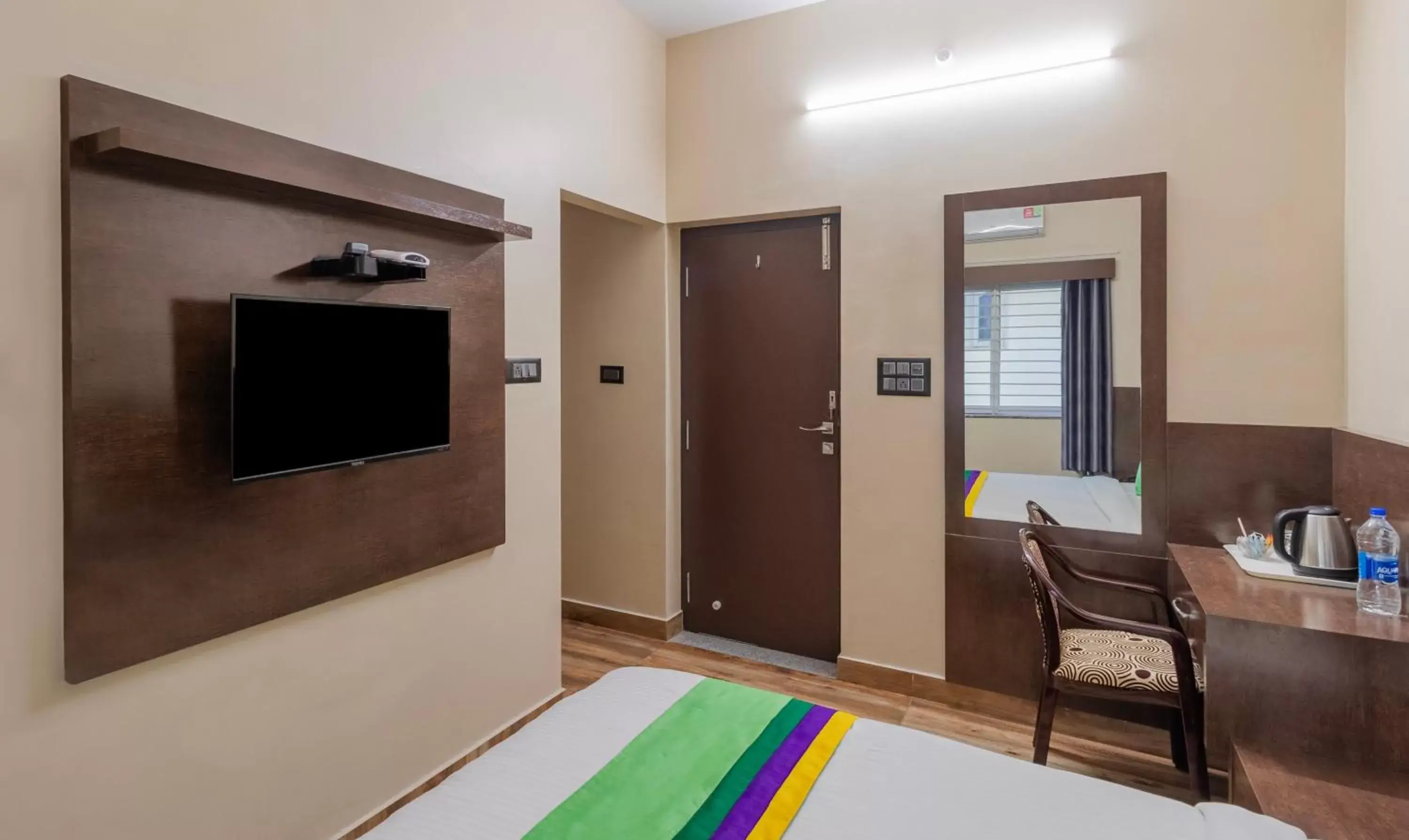 Bed, TV/Entertainment Center in Treebo Trend Pranav Park