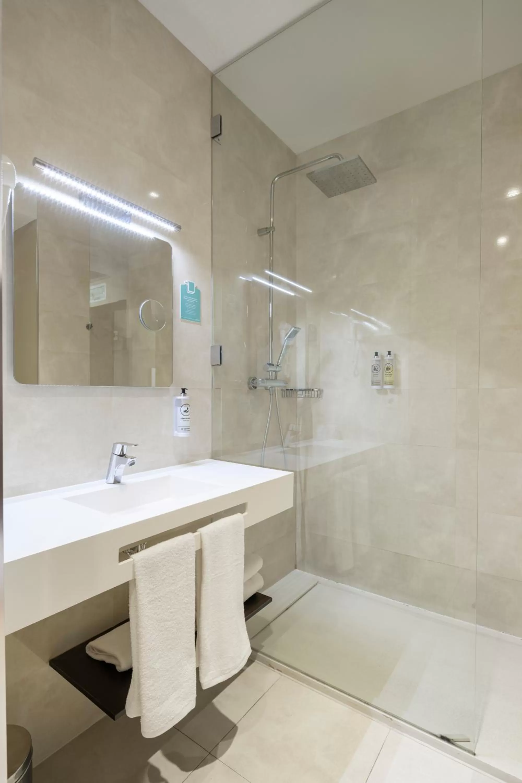 Bathroom in Alda Route 42