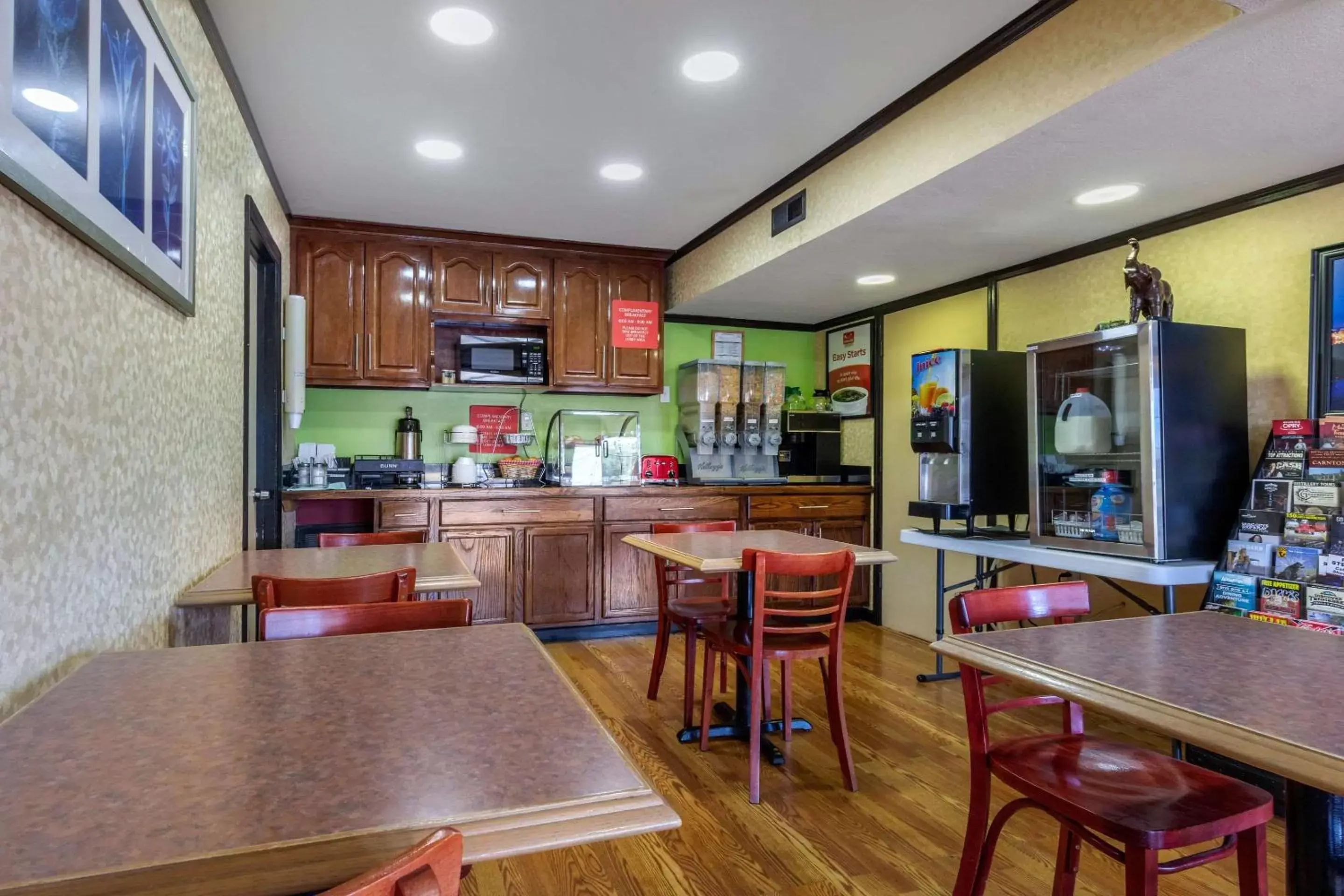 Restaurant/places to eat, Kitchen/Kitchenette in Econo Lodge Nashville Airport East