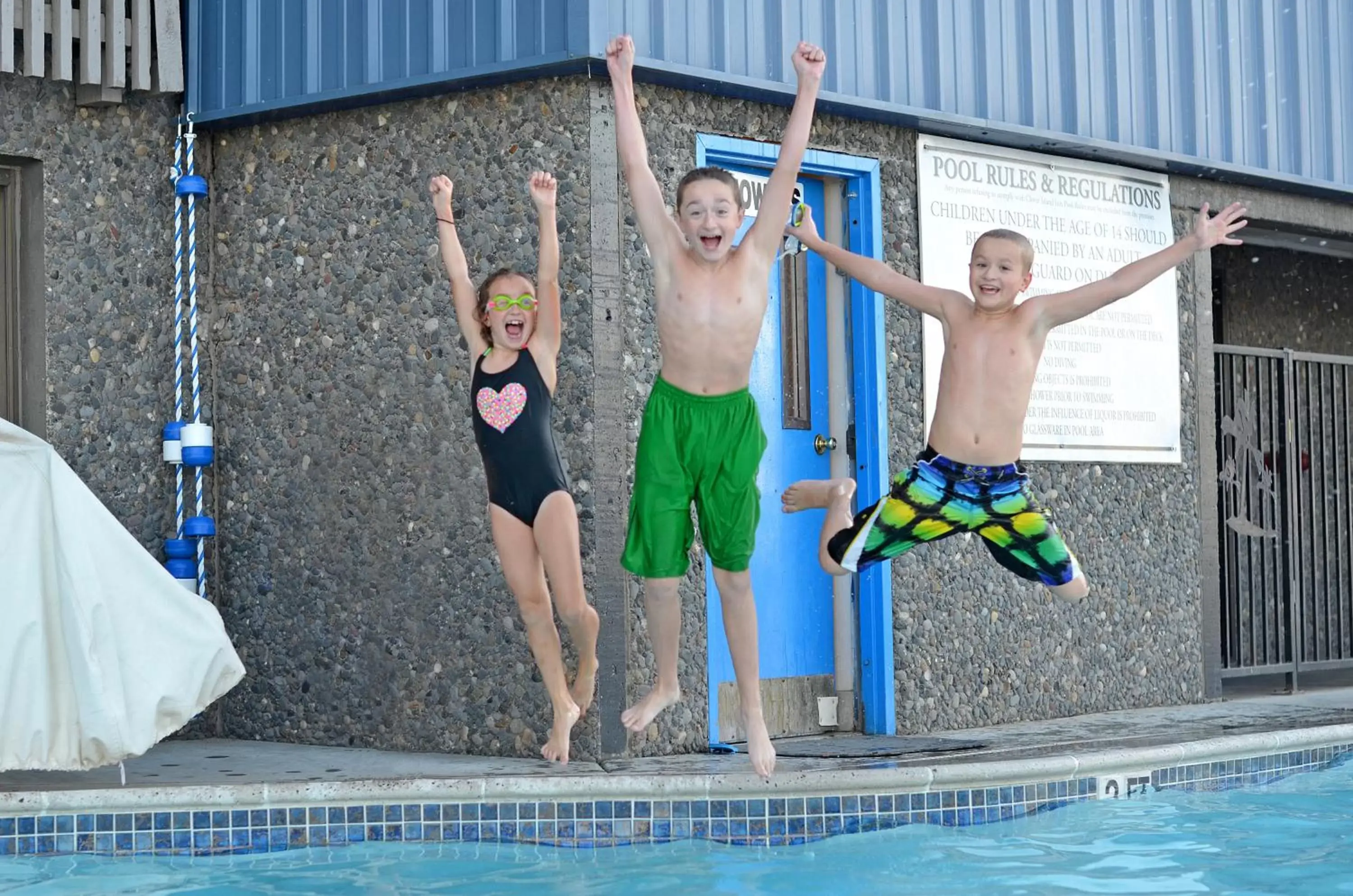 Swimming pool in Clover Island Inn Swimming pool in Clover Island Inn