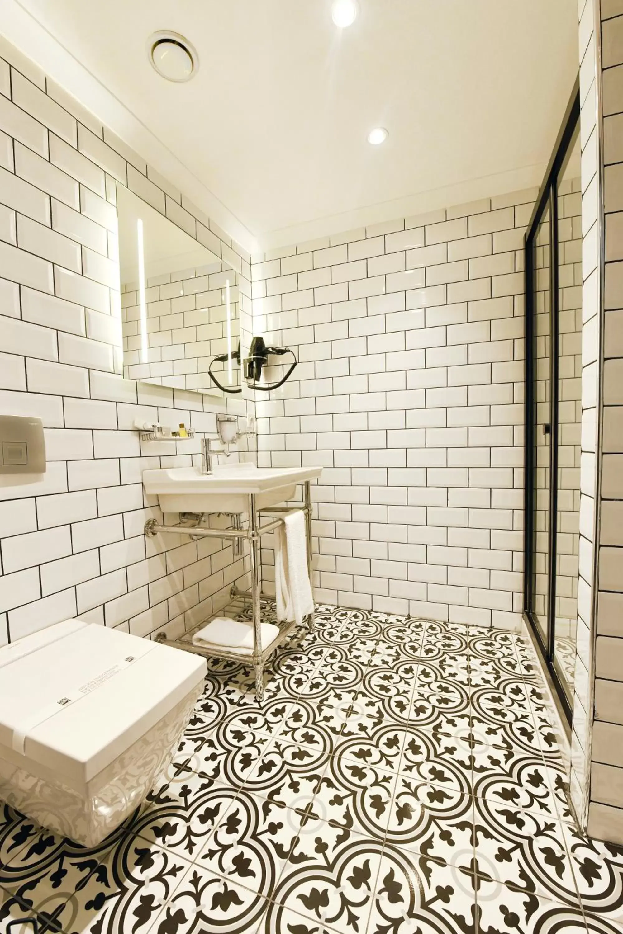 Shower, Bathroom in Inncity Hotel Nisantasi