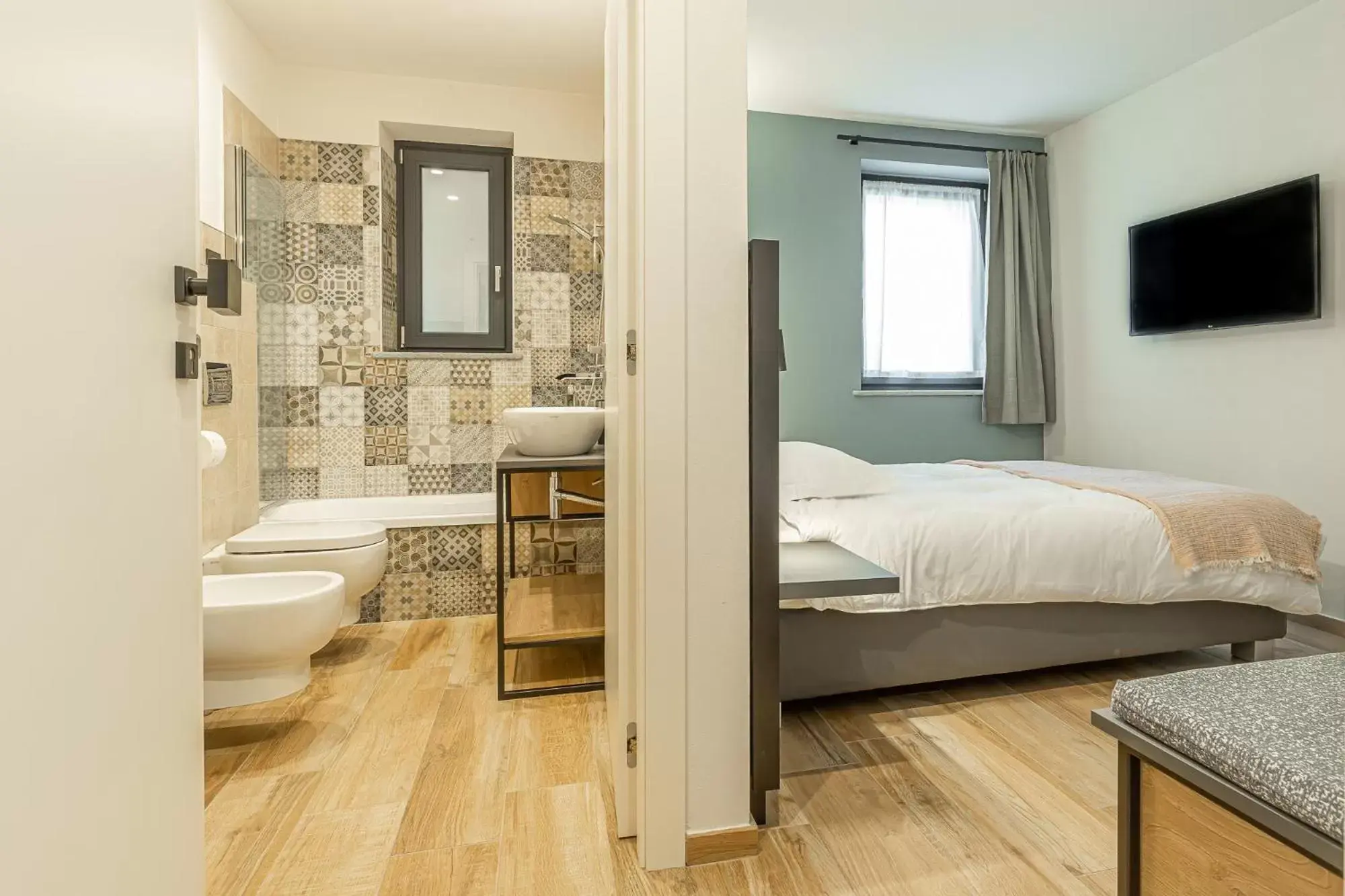 Bathroom, Bed in Hotel Mon Émile