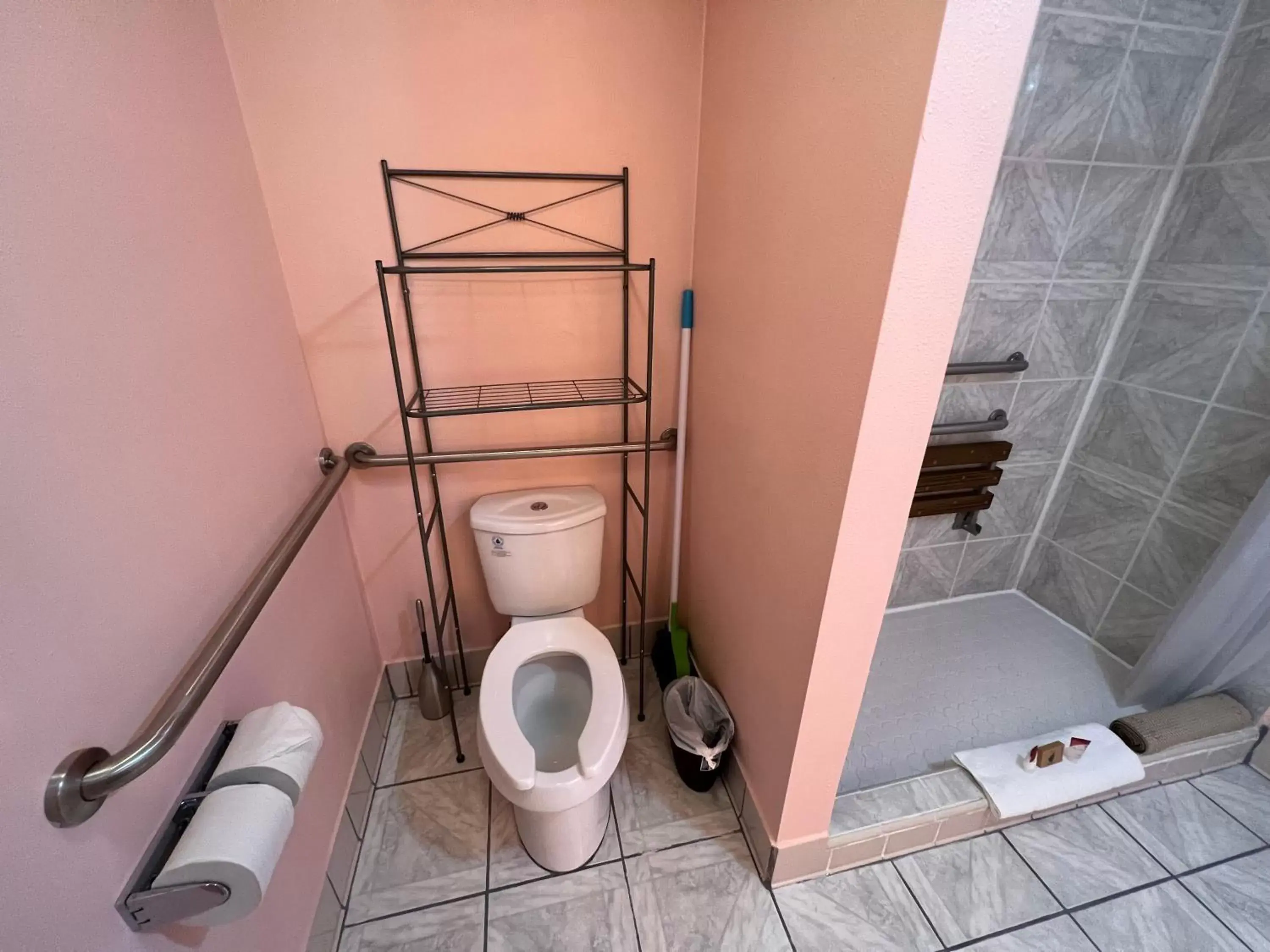 Bathroom in Frazier View Motel