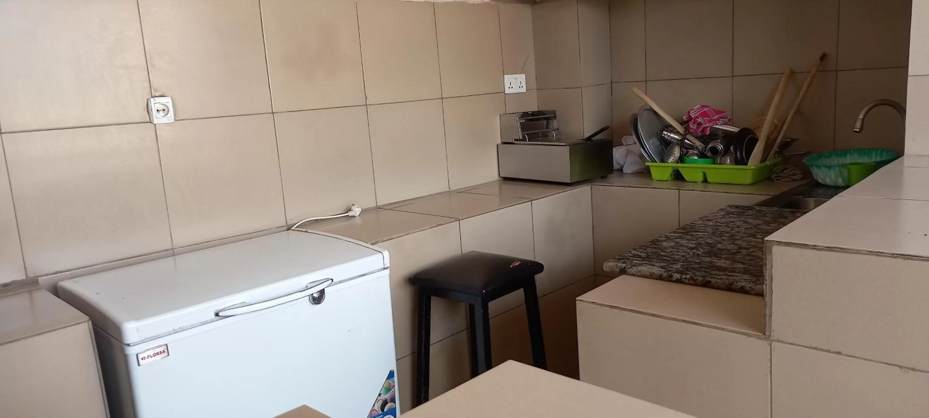 Kitchen/Kitchenette in Tommy's Budget Rooms