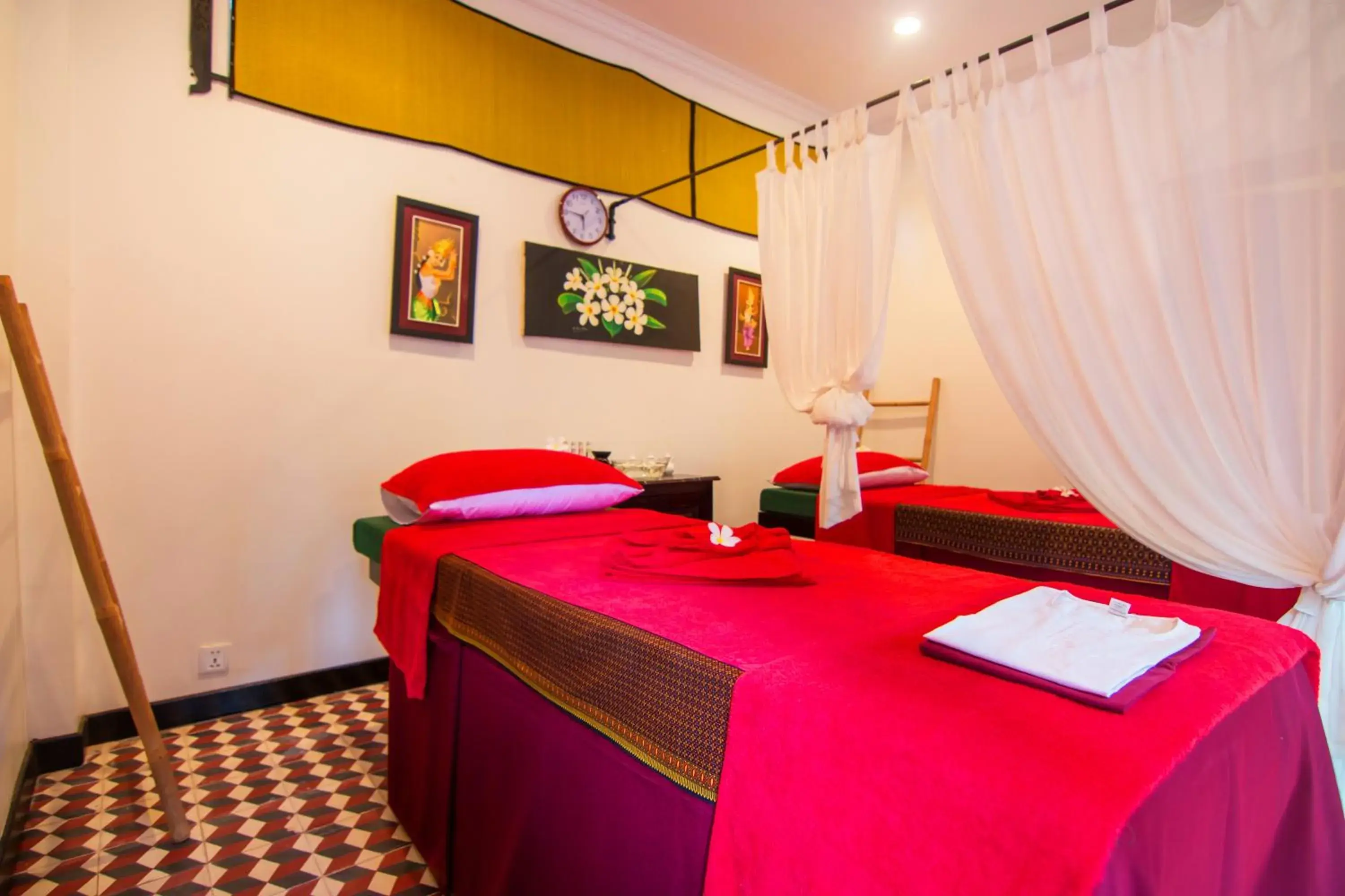 Massage, Bed in La Residence Watbo Hotel