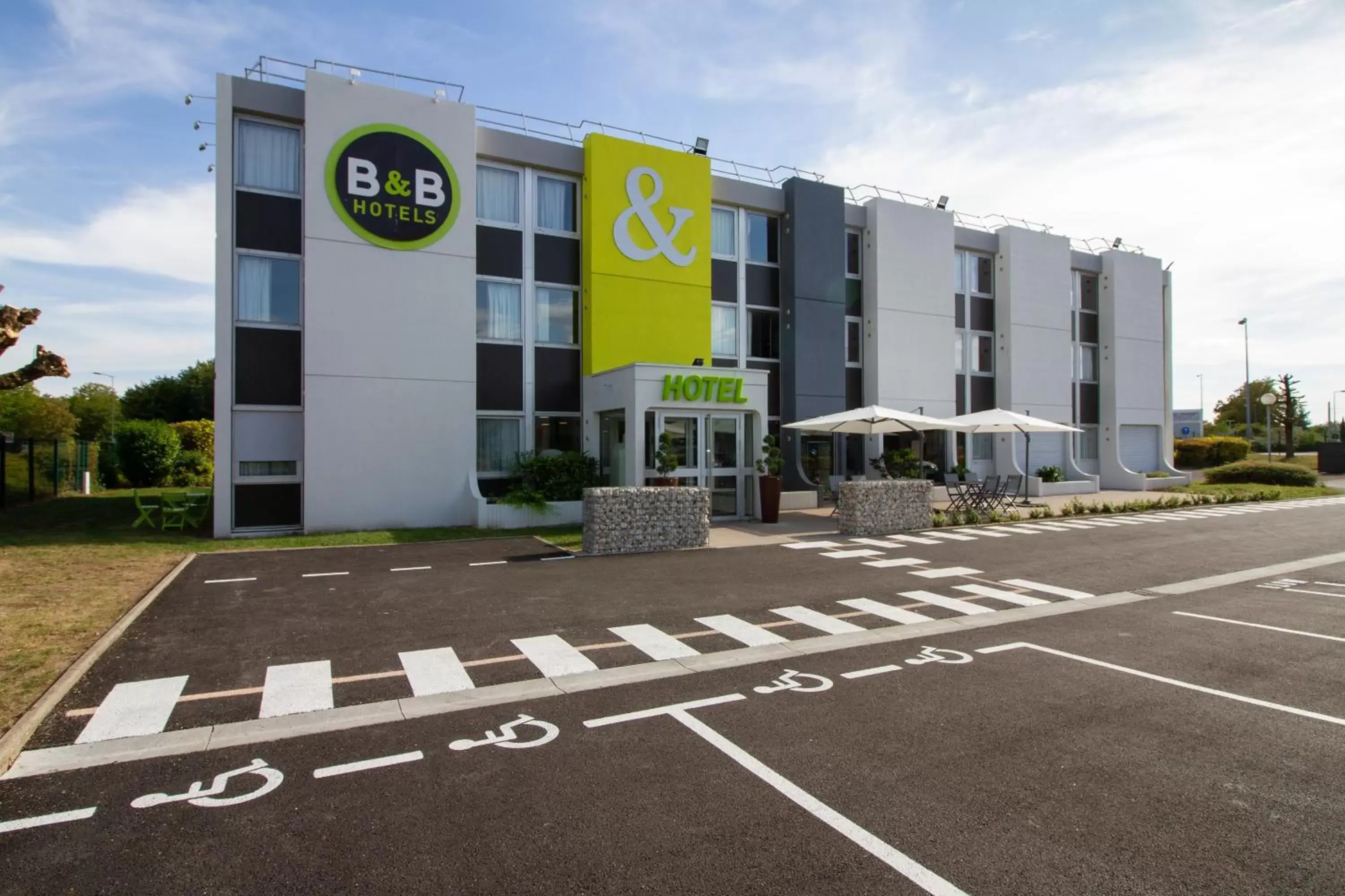 Facade/entrance, Property Building in B&B Hôtel BEAUNE Sud (1) Palais des Congrès