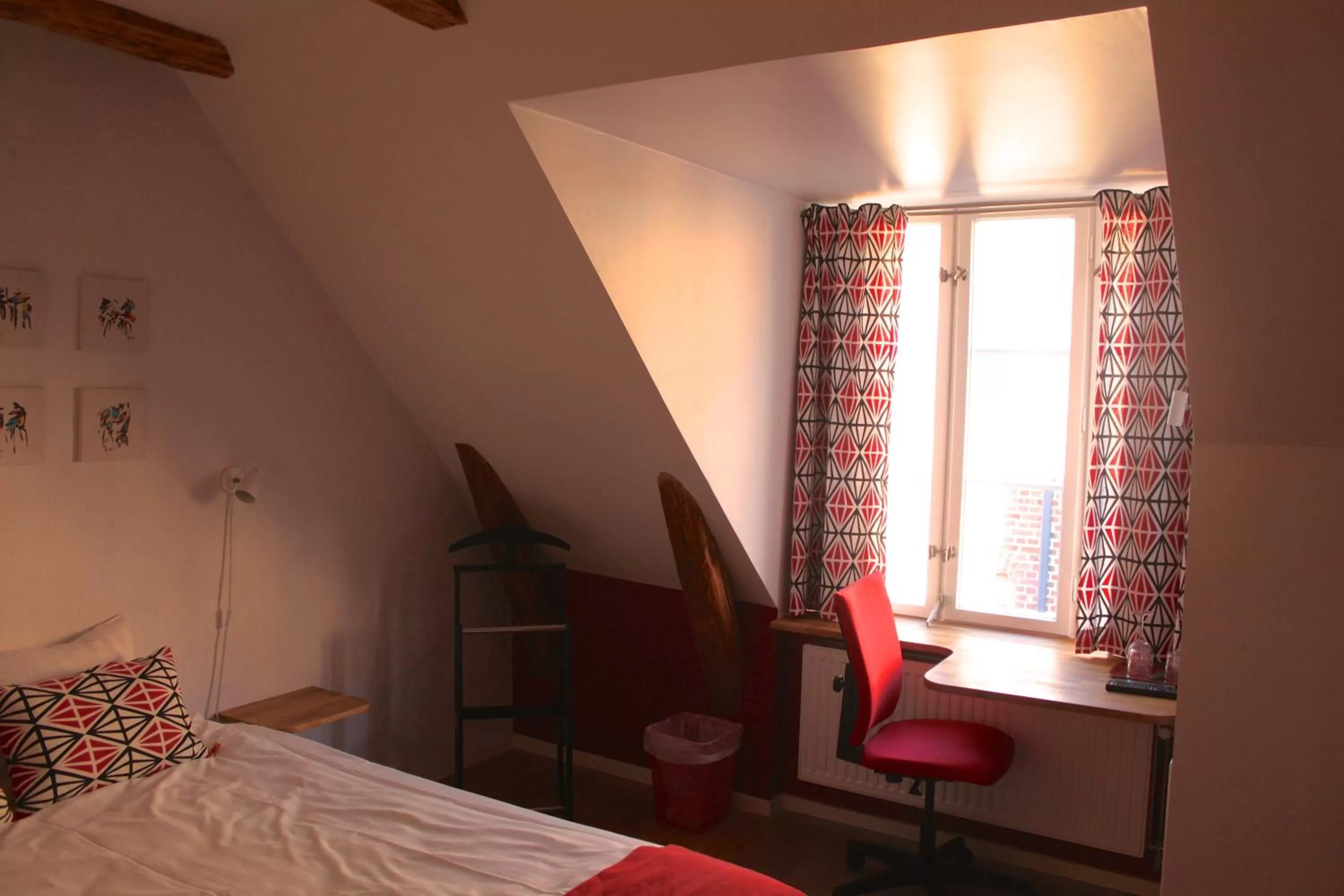 Day, Bed in Magles Smiley Inn