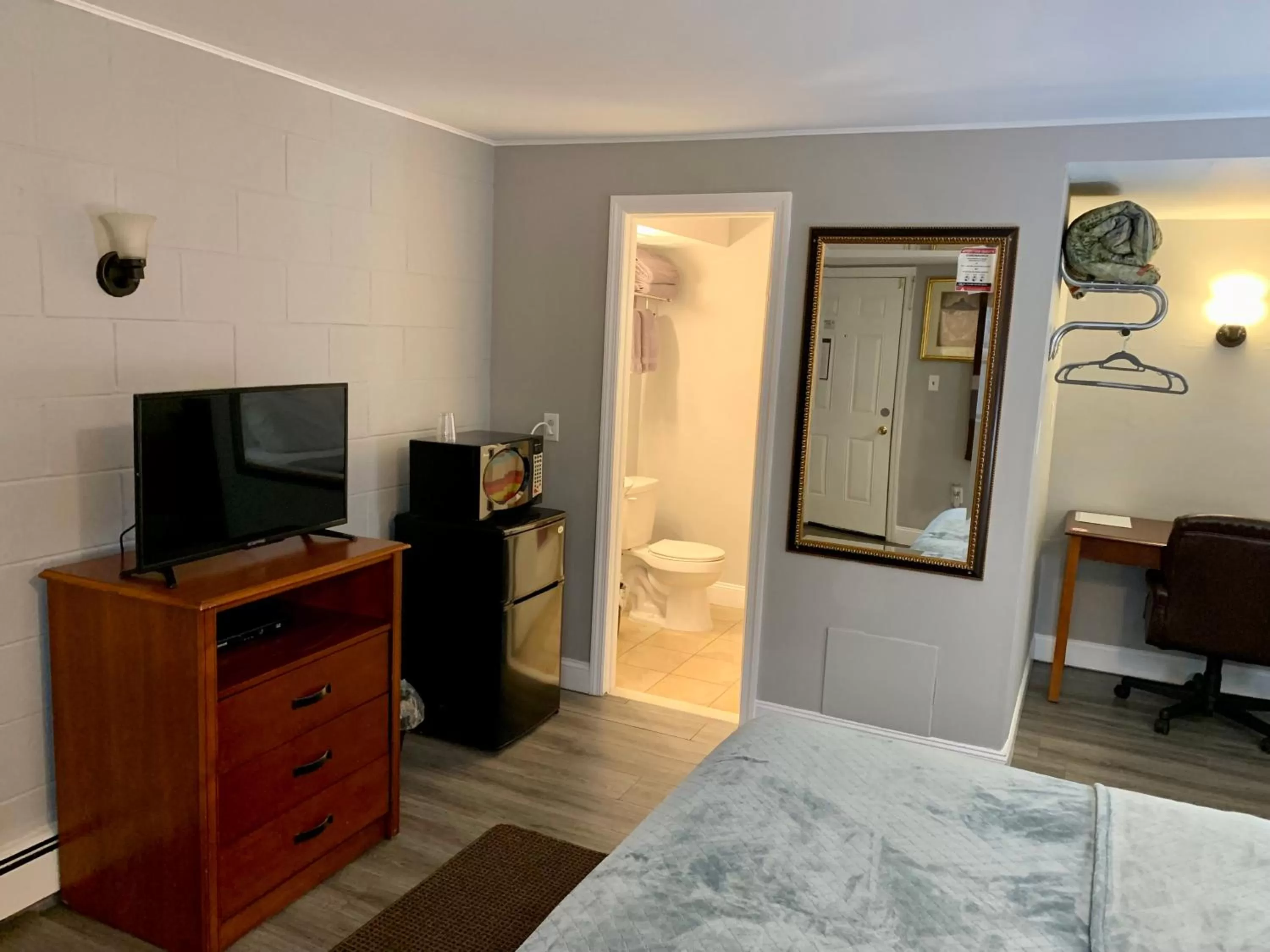 Bed in Hill Top Motel