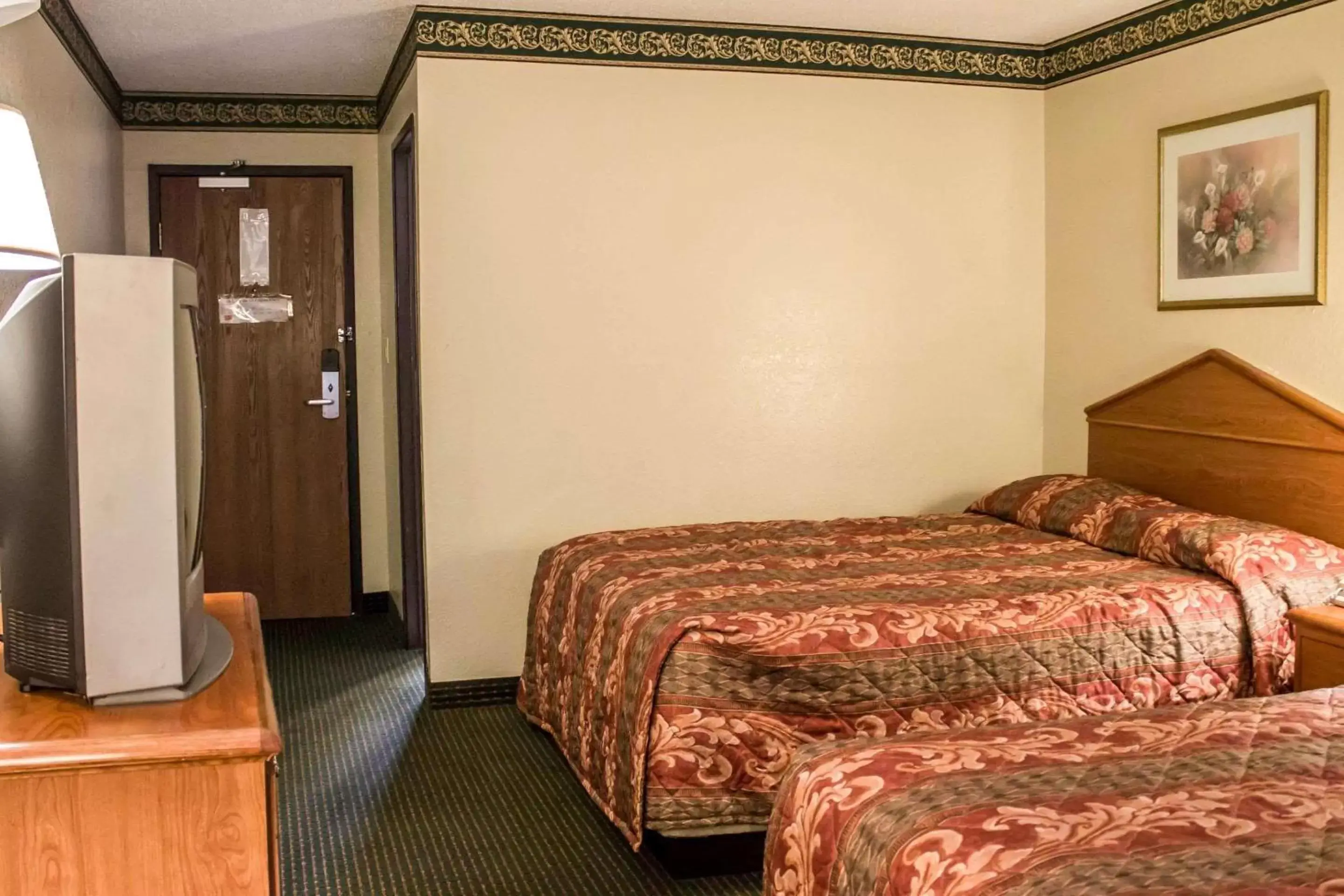 Photo of the whole room, Bed in Econo Lodge Akron