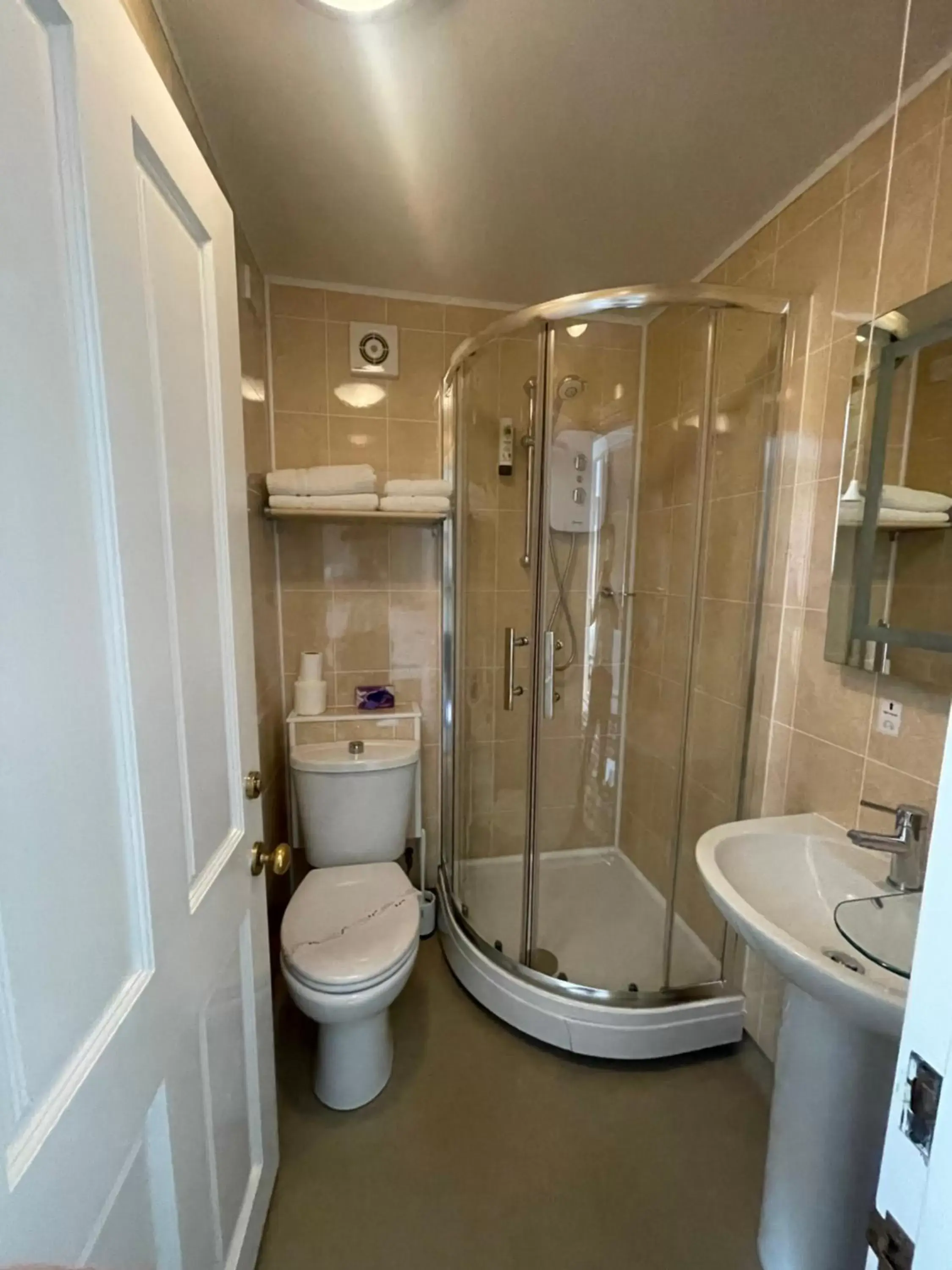 Bathroom in Mansfield Lodge Hotel Ltd