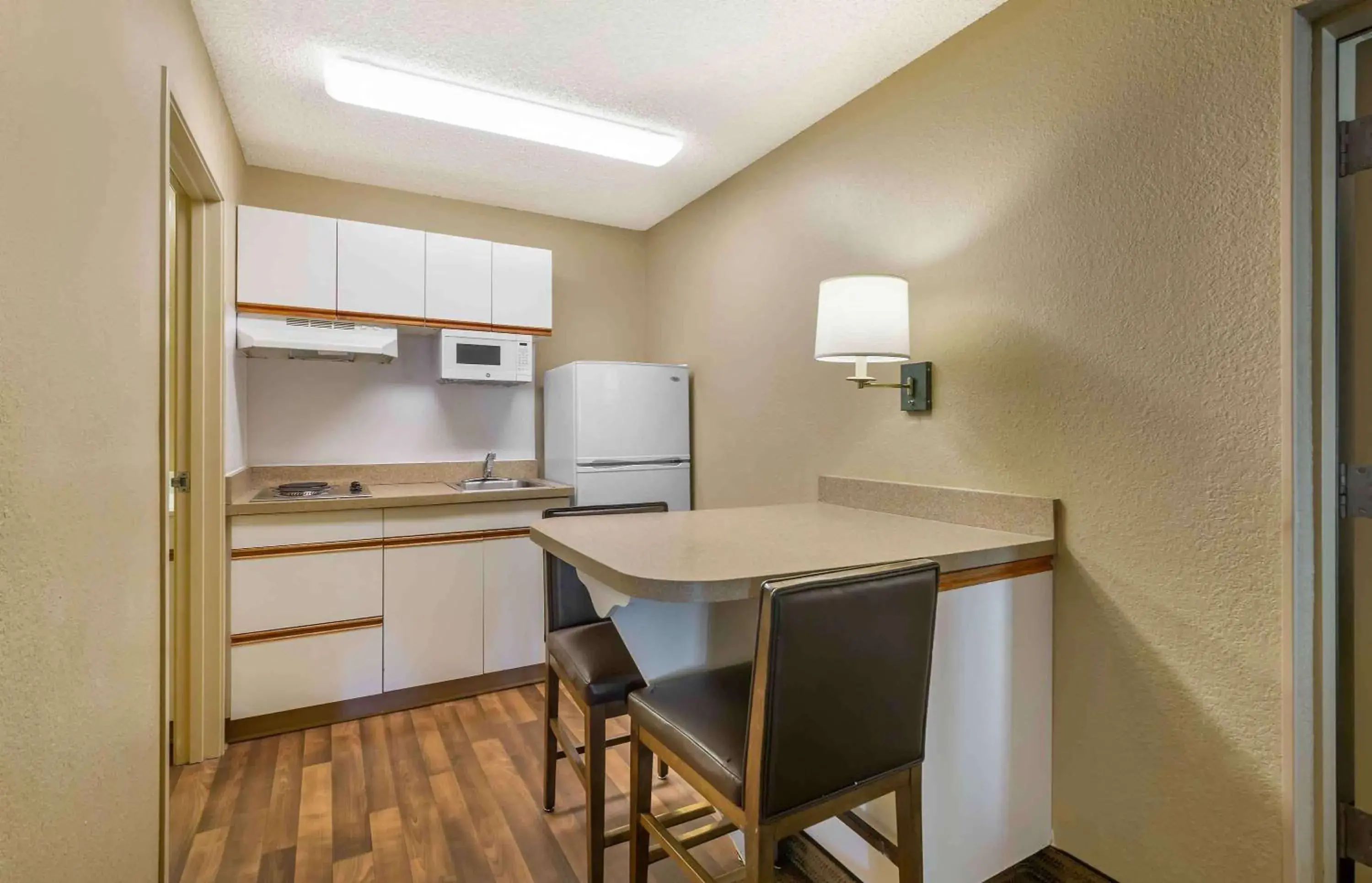 Bedroom, Kitchen/Kitchenette in Extended Stay America Suites - Portland - Tigard