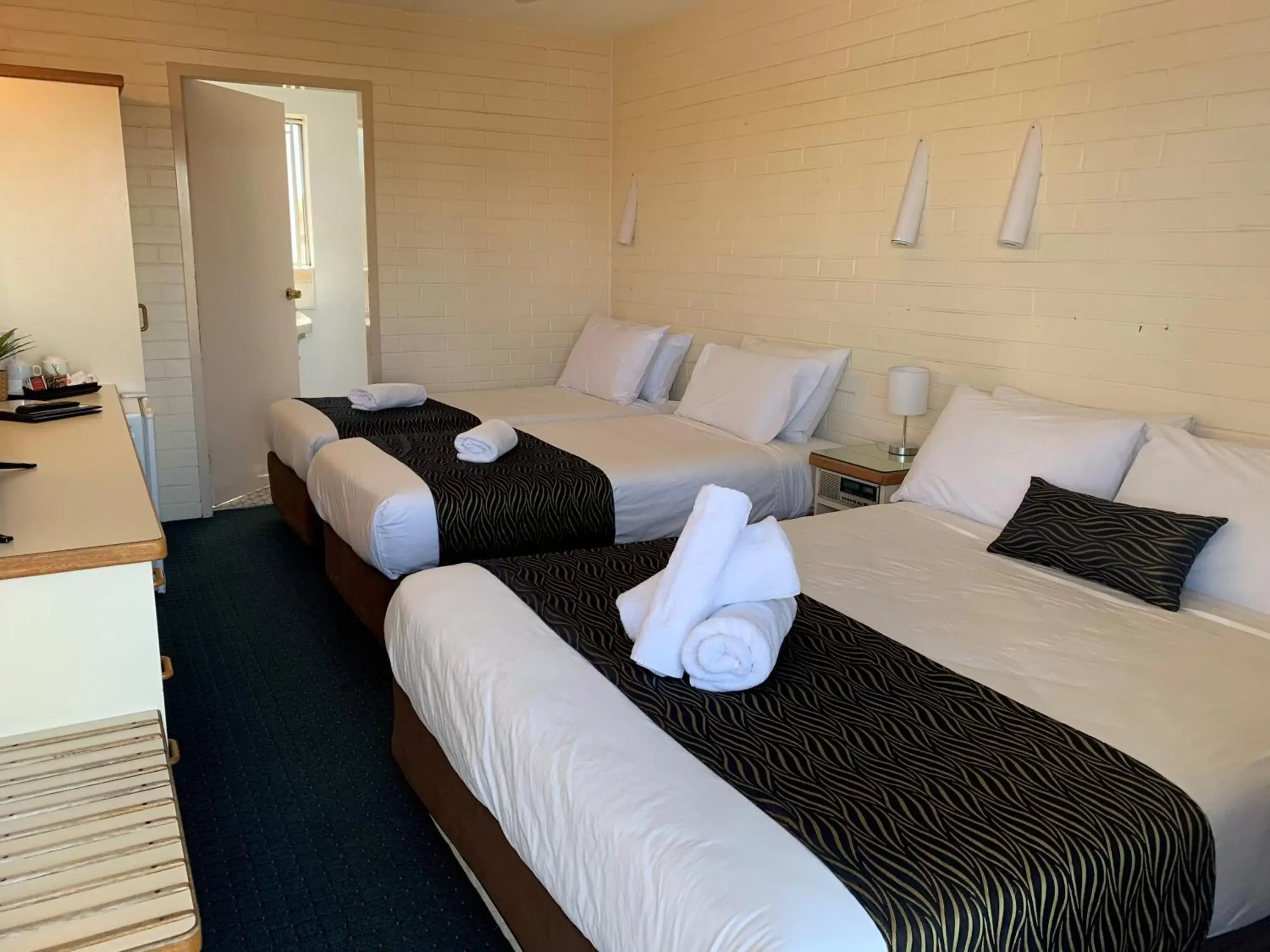 Bed, Room Photo in Crest Motor Inn