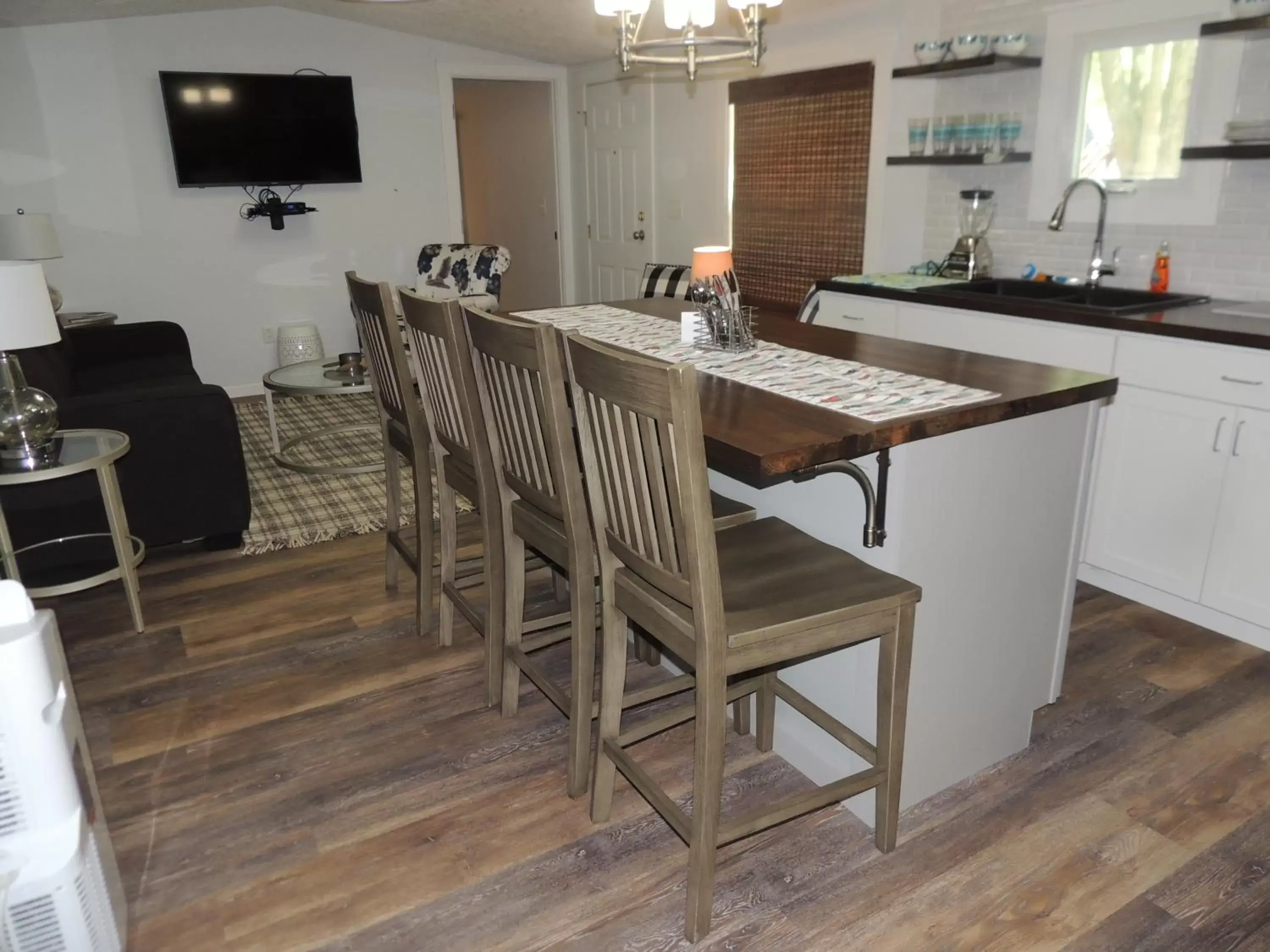 Dining area, Kitchen/Kitchenette in White Caps Motel