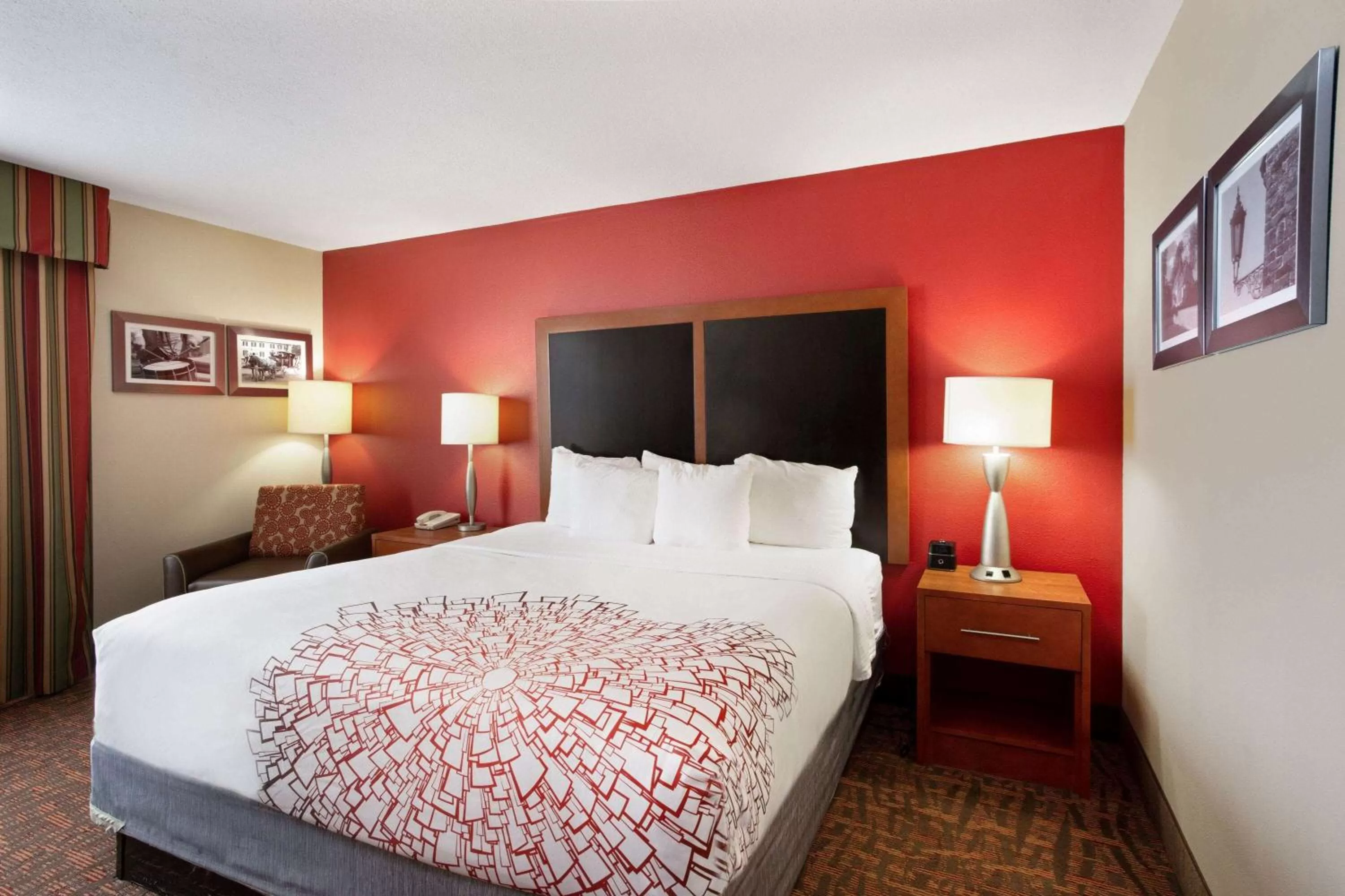 Photo of the whole room, Bed in La Quinta by Wyndham Williamsburg Historic Area