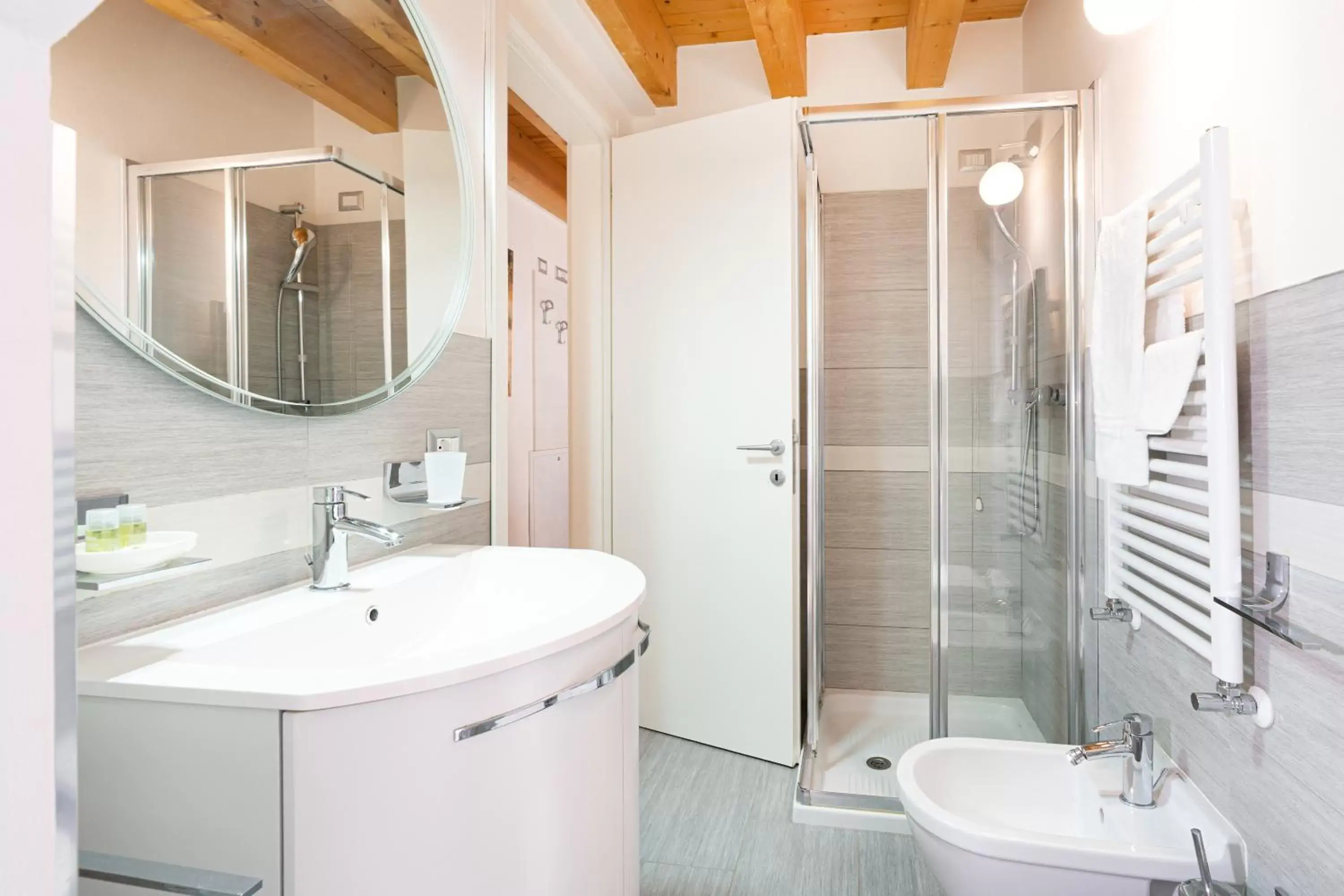 Shower, Bathroom in Ca' Degli Antichi Giardini Apartments