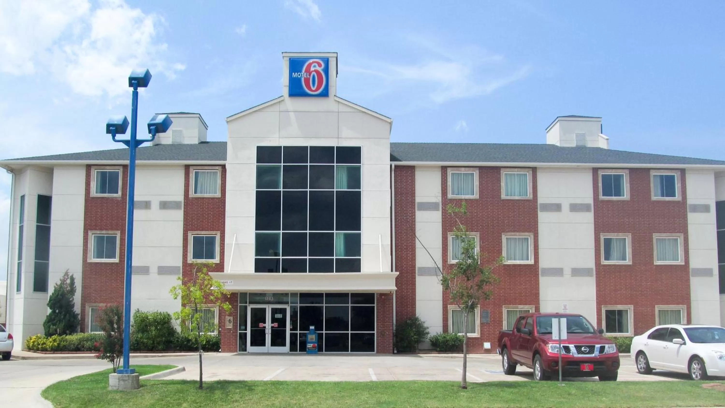 Property building in Motel 6-Norman, OK