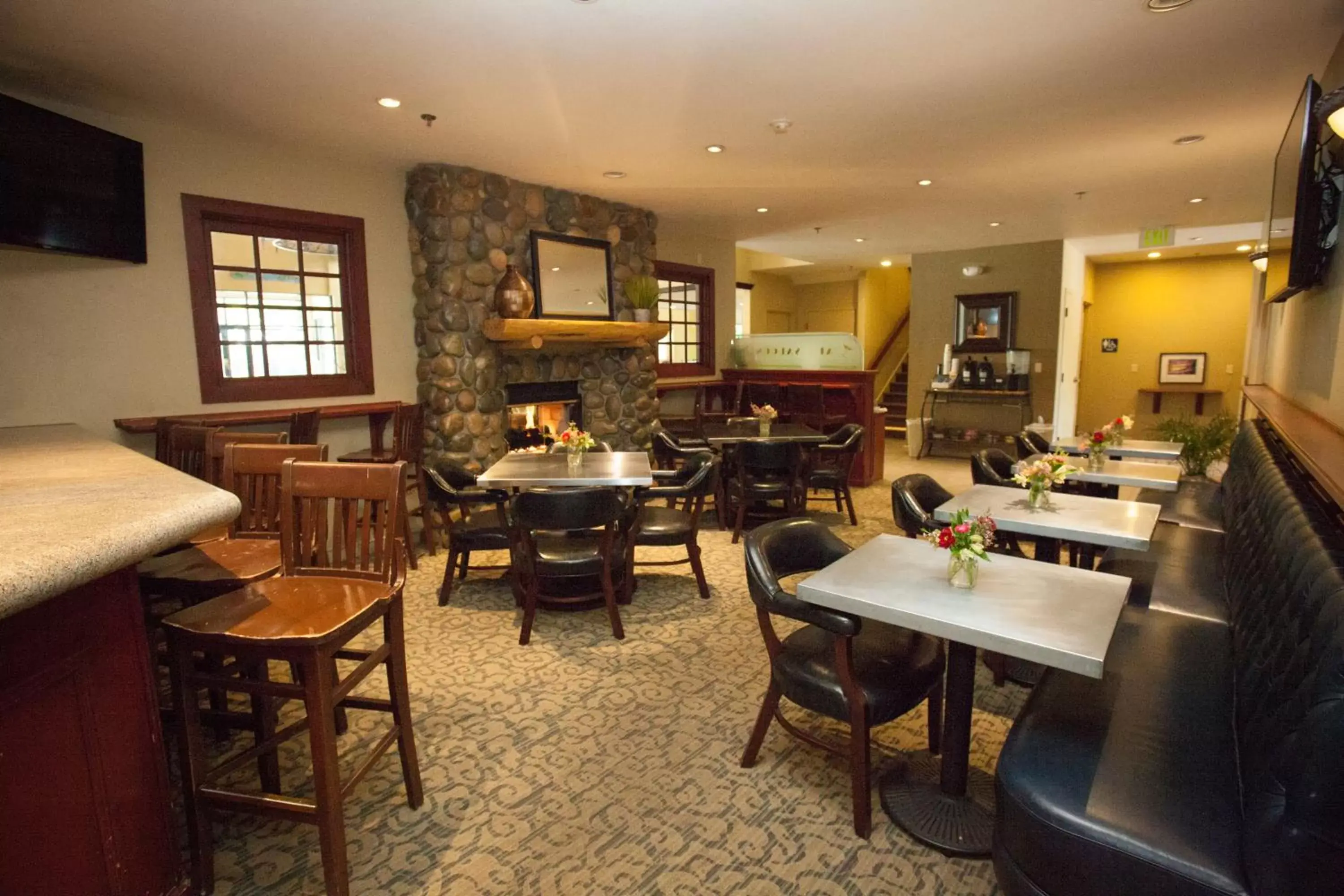 Lounge or bar, Restaurant/Places to Eat in Forest Suites Resort at the Heavenly Village