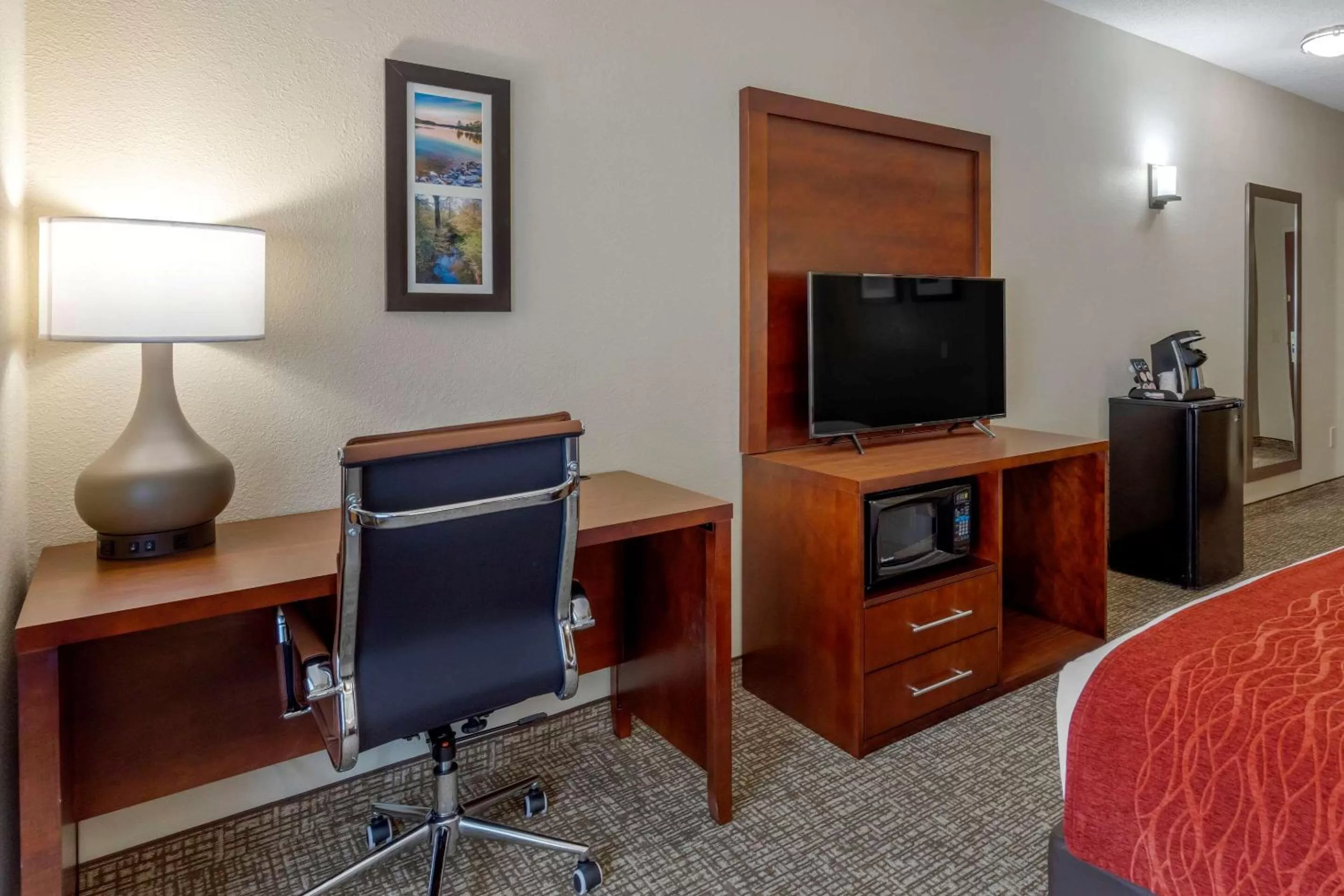 Photo of the whole room in comfort & inn Suites