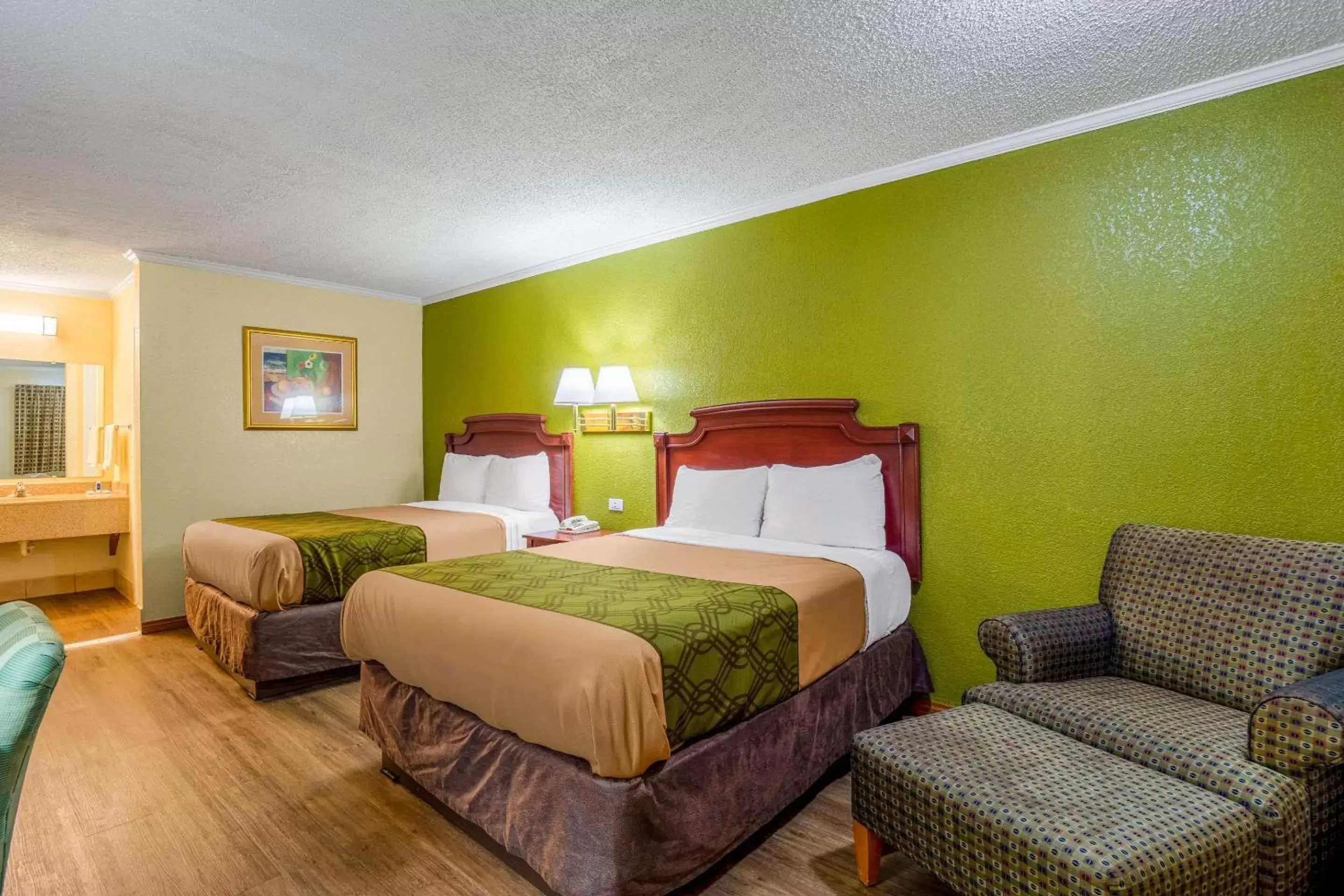 Photo of the whole room, Bed in Rodeway Inn & Suites Fort Jackson