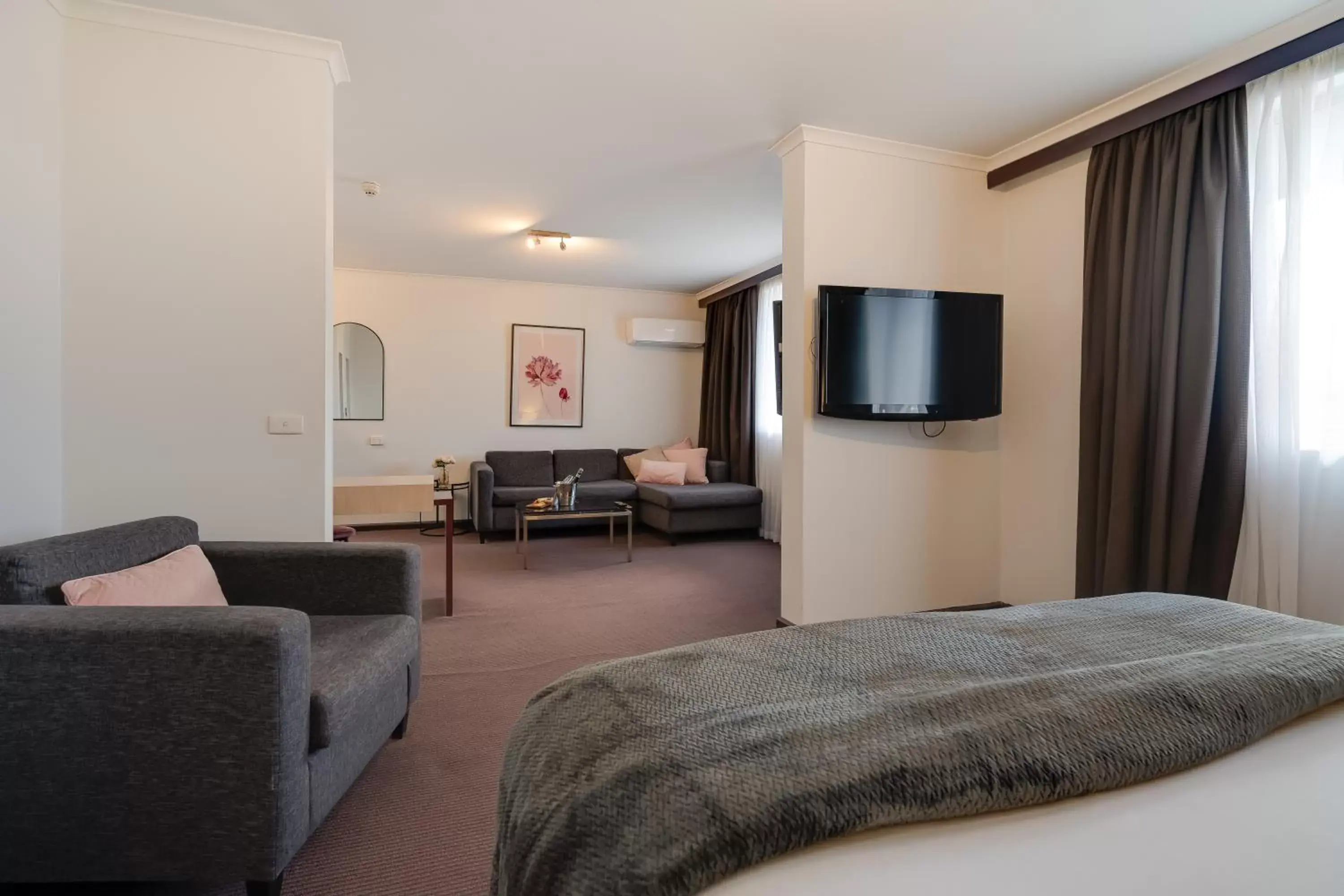 Photo of the whole room, TV/Entertainment Center in Mercure Albury