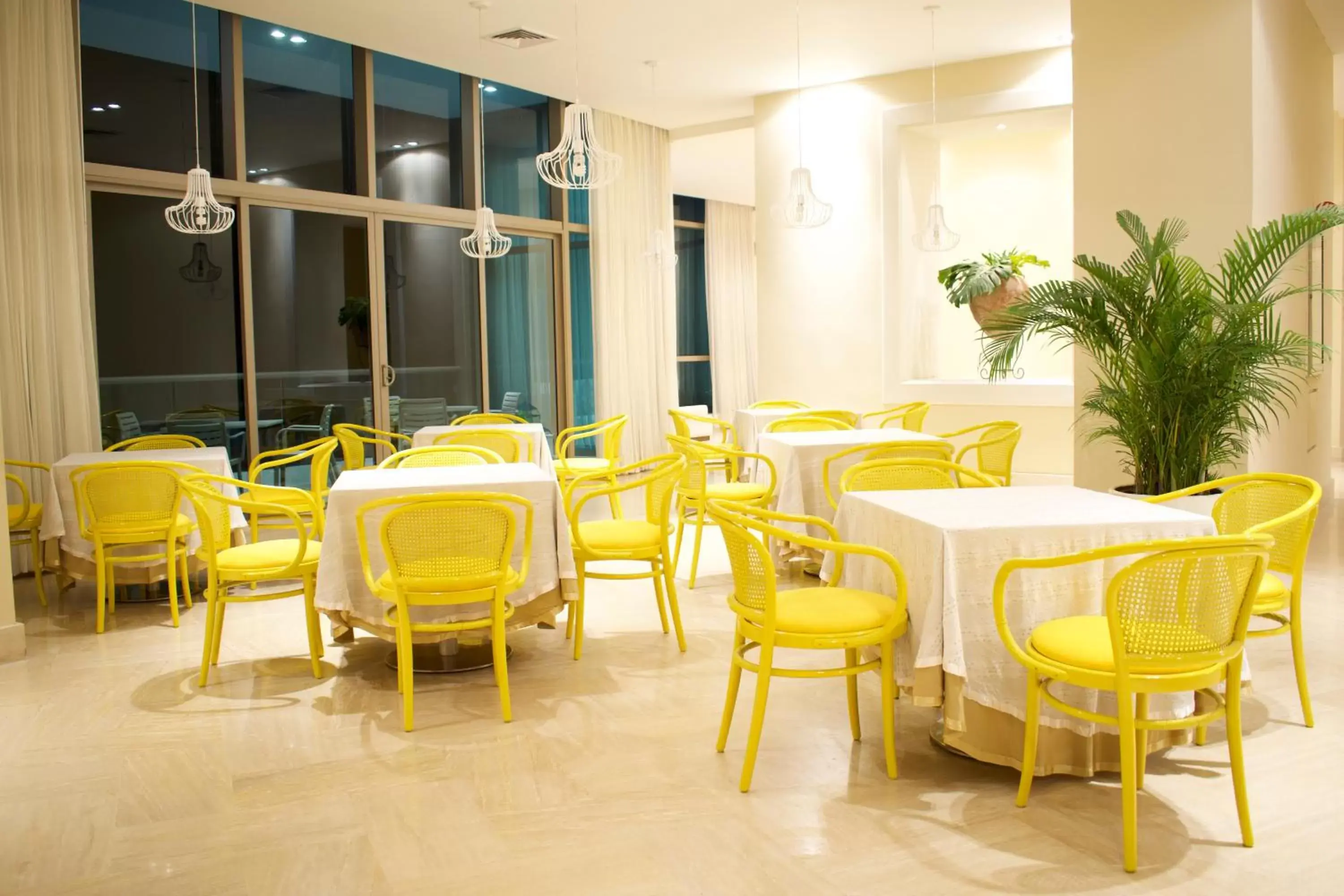 Lounge or bar, Restaurant/Places to Eat in Radisson Cartagena Ocean Pavillion Hotel