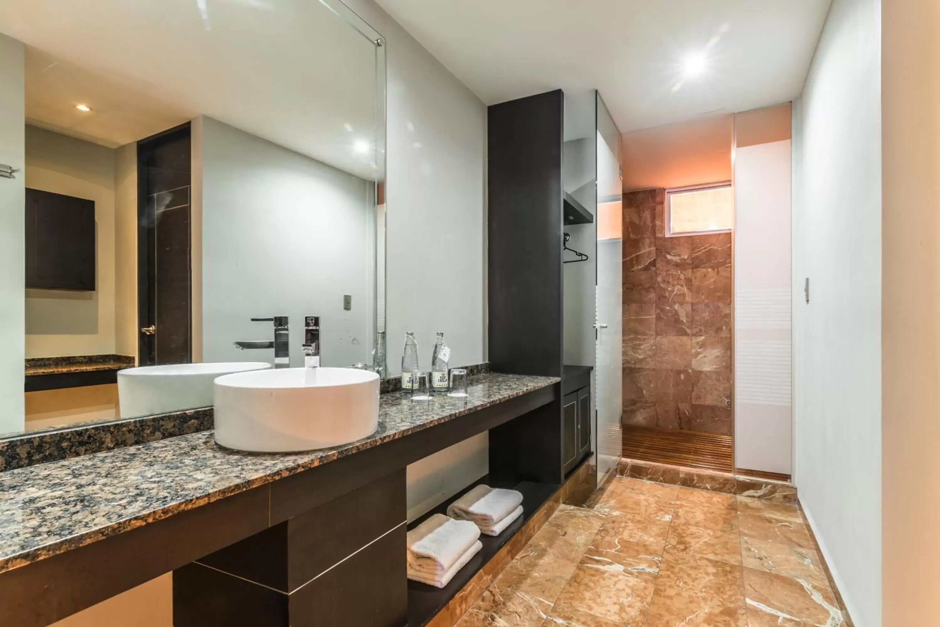 Bathroom in Exe Cities Reforma