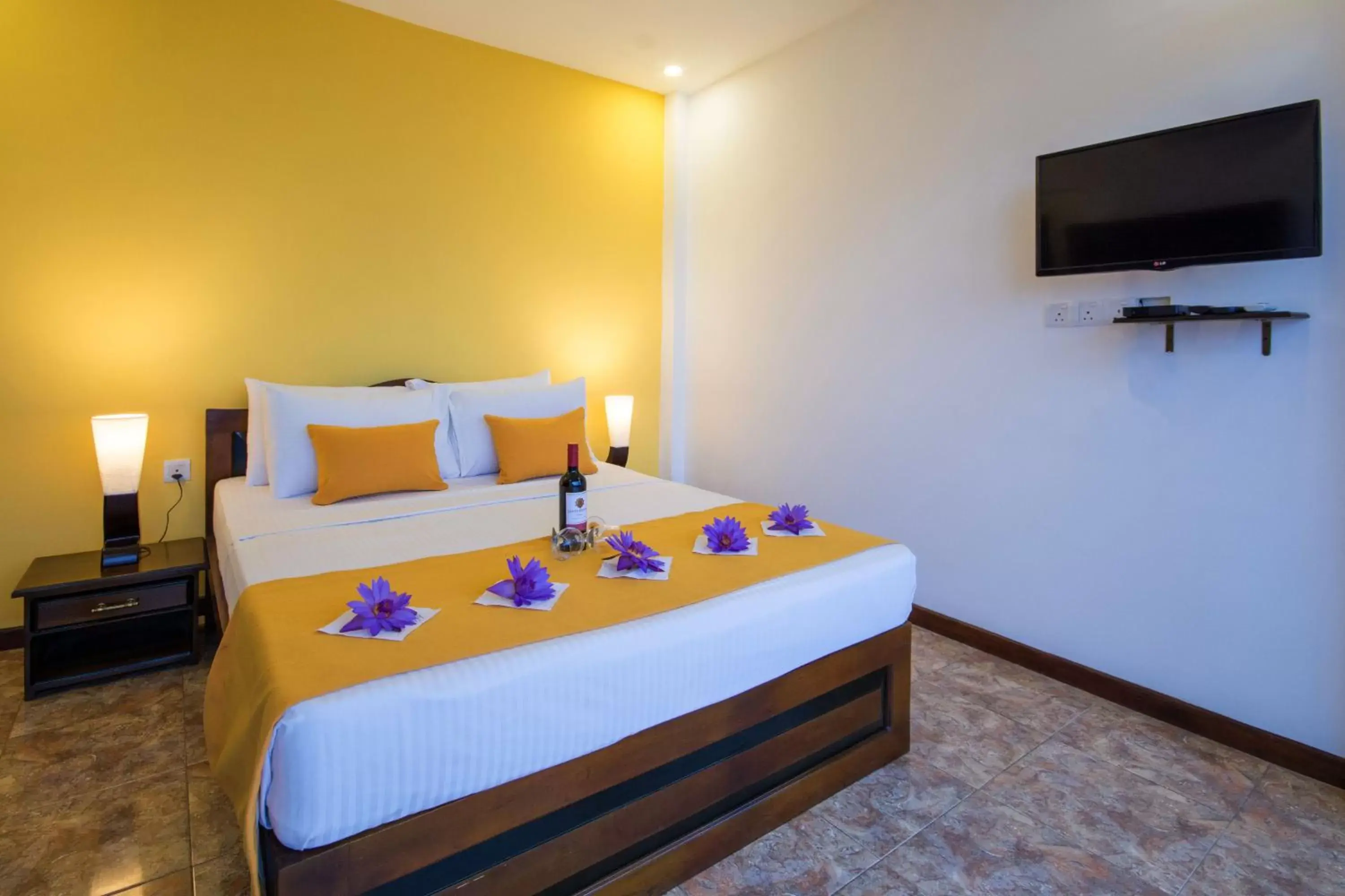 Communal lounge/ TV room, Bed in Ceyloni Panorama Resort